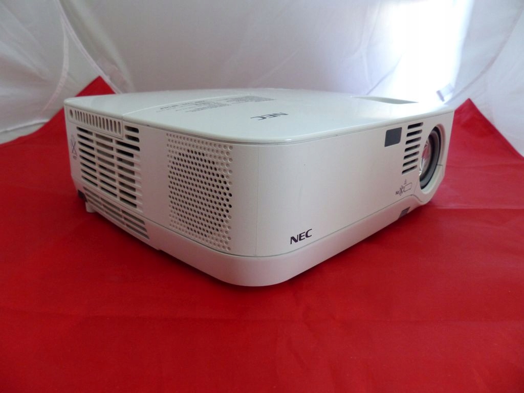 PROJEKTOR RZUTNIK NEC NP310 FULL HD 2200 ANSI Marka NEC