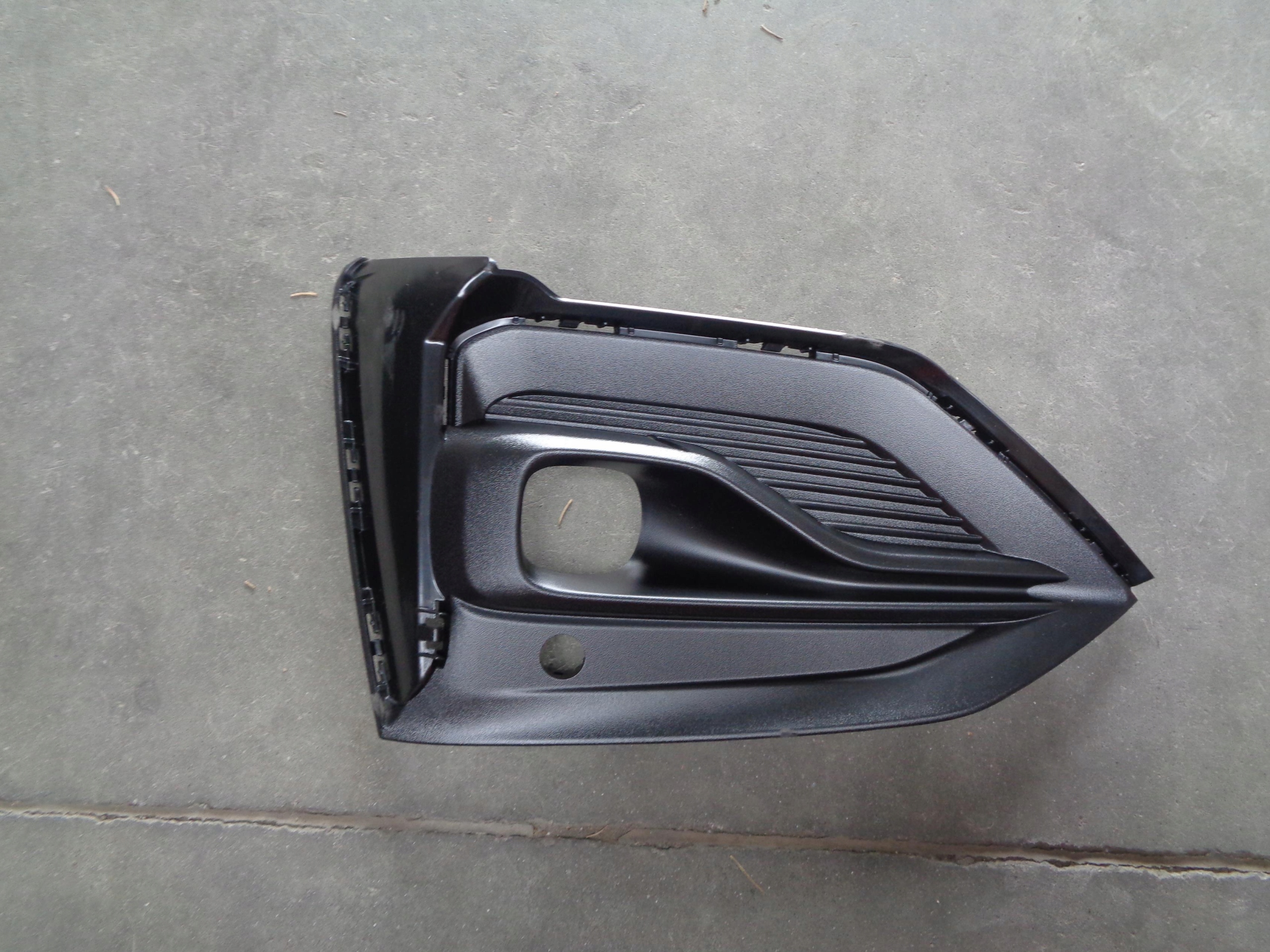 FORD FOCUS MK4 KRATKA RAMKA HALOGENU ST-LINE PDC