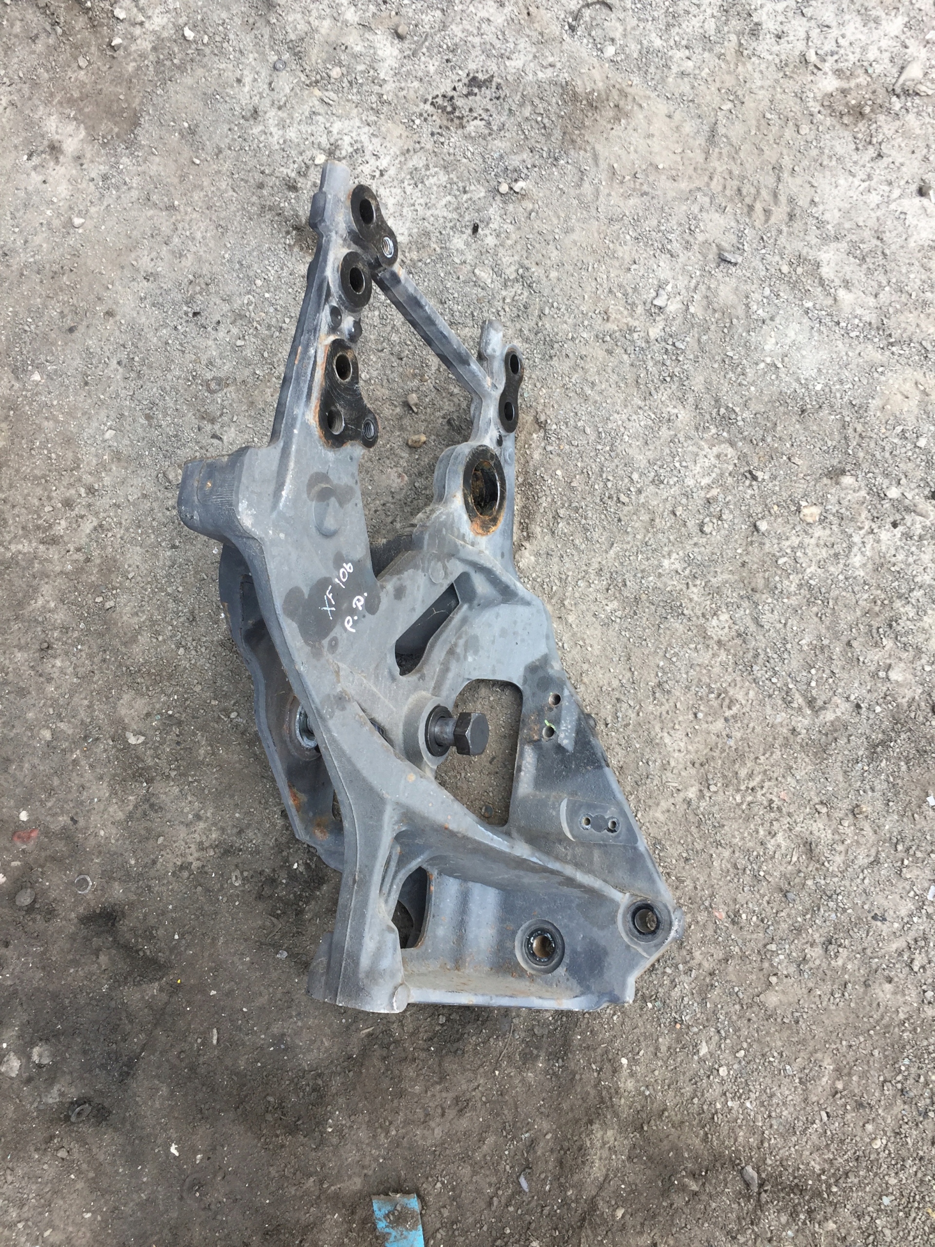 1849493 - КРІПЛЕННЯ РЕСОРИ БАЛКИ КАБІНИ DAF XF 106 EURO 6