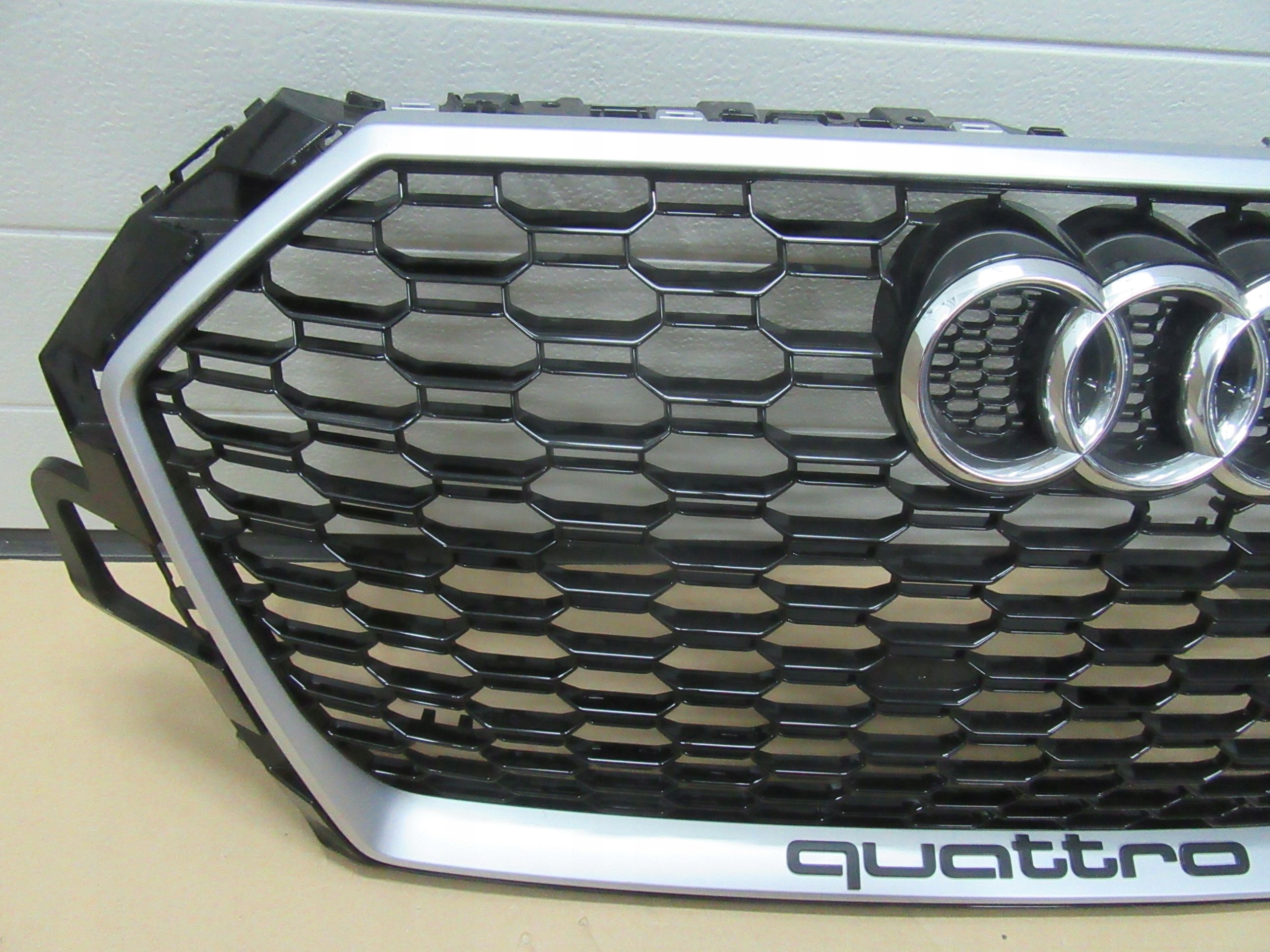 GRILL AUDI RS4 8W0 ATRAPA AUDI RS4 B9 GRILL NOWY ORYGINAŁ 8W0853653 Numer katalogowy części GRILL AUDI RS4 8W0 ATRAPA AUDI RS4 B9 GRILL NOWY ORYGINAŁ 8W0853653
