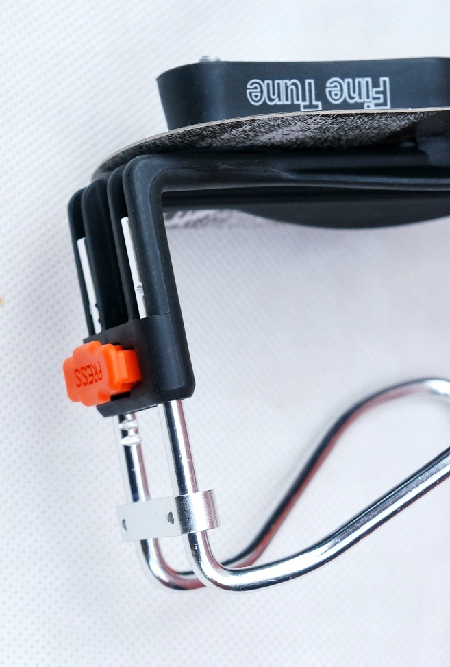 REGULOWANY I ODCHYLANY KOSZYK UCHWYT BIDONU IBERA Waga 75 g