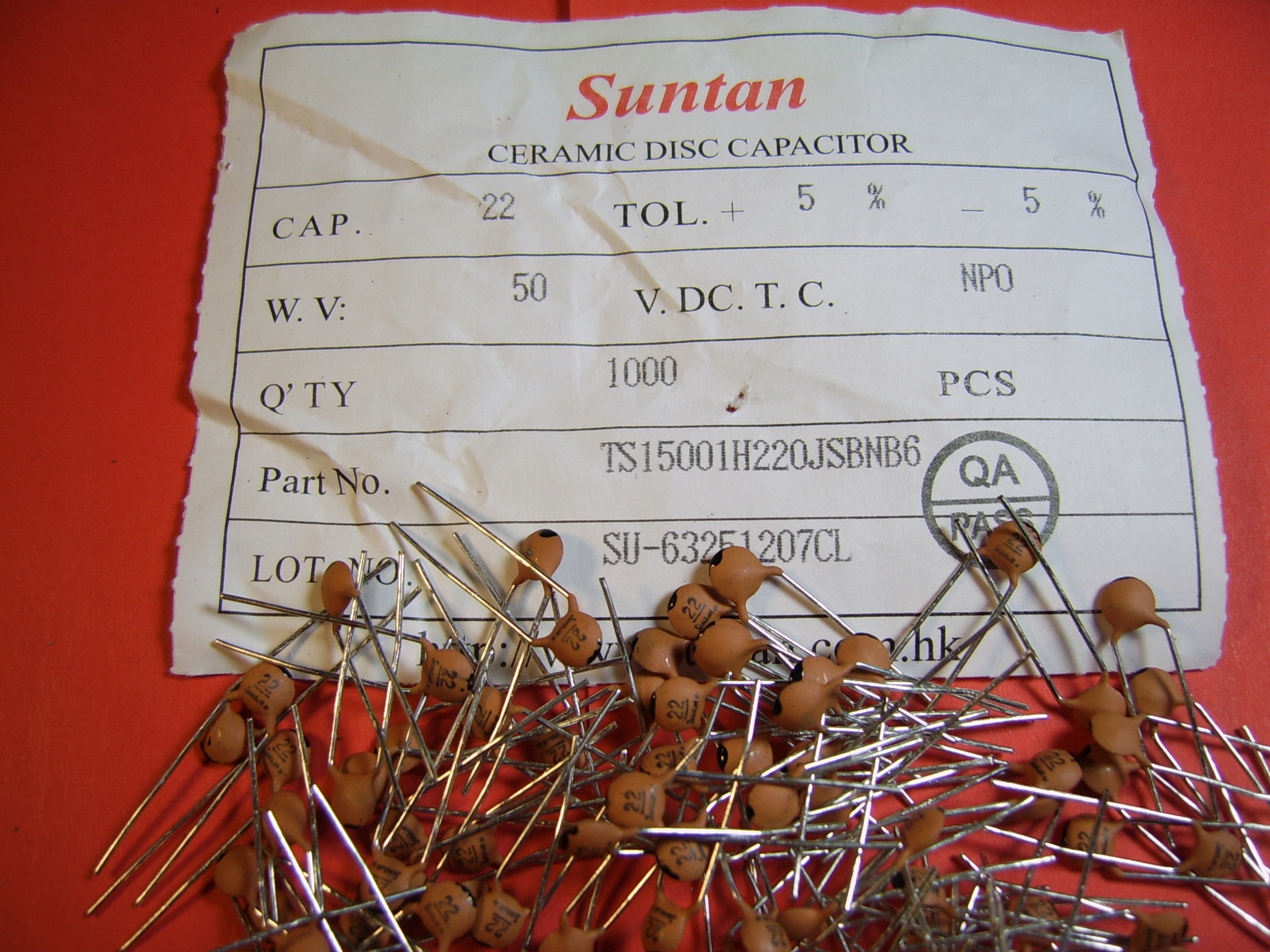 100x 22pF 50V 5% NP0 kond. ceramiczny Tht Suntan