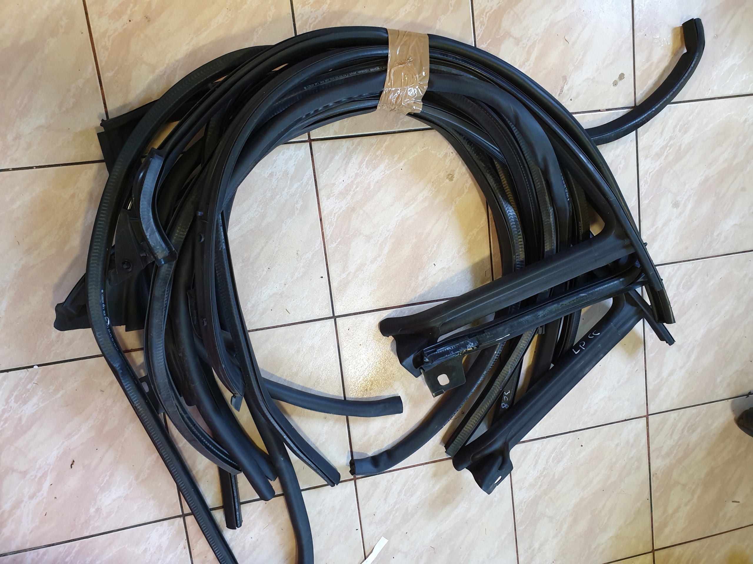 GUMA USZCZELKA DRZWI VW PASSAT CC LIFT 3C8854543J Producent części Volkswagen OE