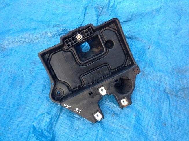 JEEP CHEROKEE KK 08 09 ОСНОВАНИЕ АККУМУЛЯТОРА