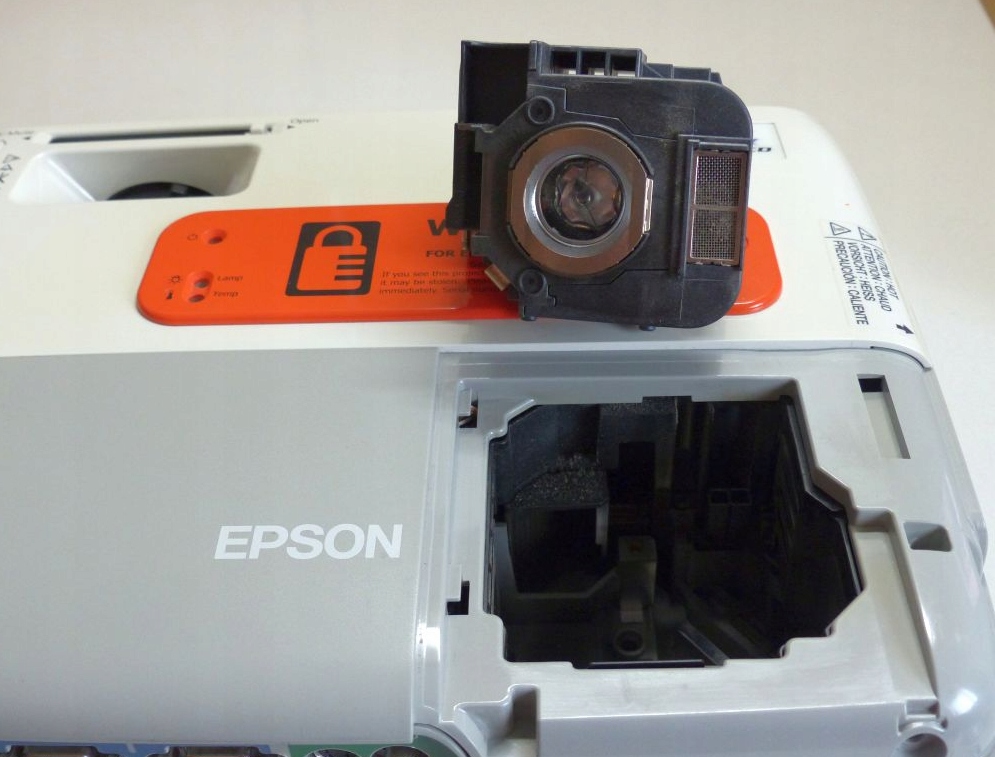 PROJEKTOR RZUTNIK EPSON EB-84He XGA LAMPA 2600 ANS Rozdzielczość podstawowa (px) 1024 x 768