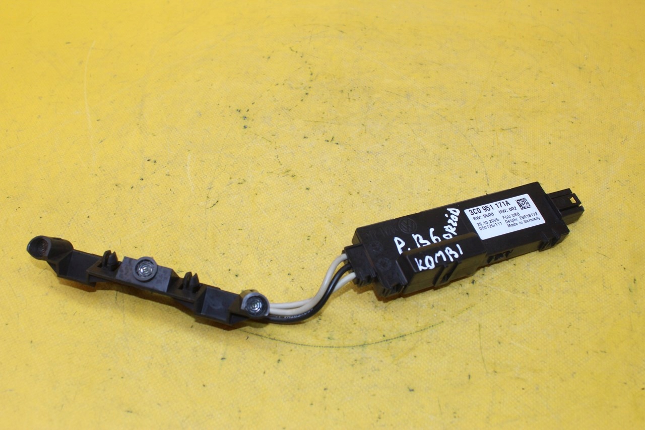 WZMACNIACZ ANTENOWY VW PASSAT B6 3C0951171A