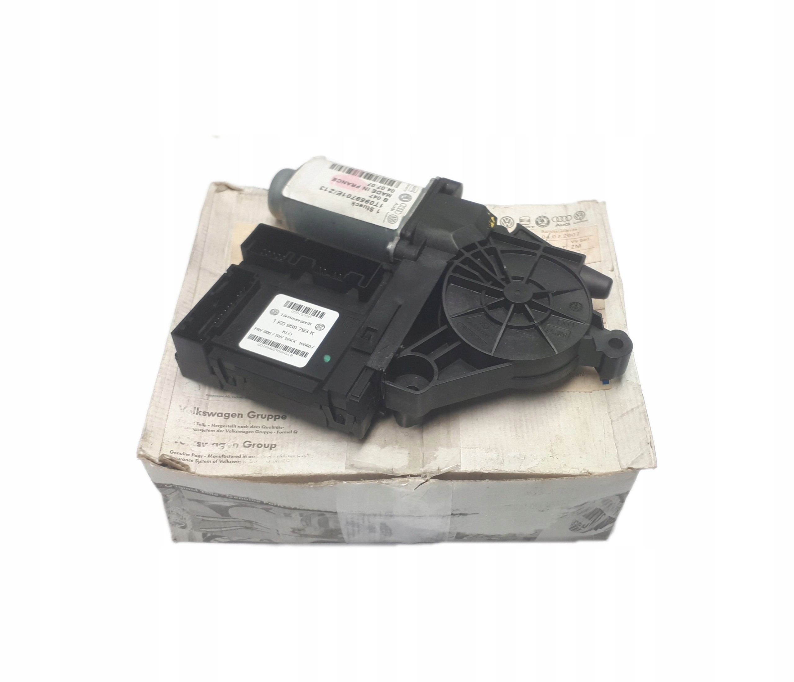 1T0959701E - ДВИГУН СКЛОПІДІЙМАЧА ПЕРЕДНІЙ ЛІВИЙ VW CADDY TOURAN