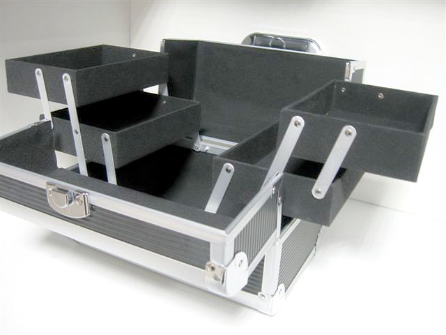 KUFEREK NA KOSMETYKI LAMPĘ KOSMETYCZNY FRYZJERSKI WALIZKA Liczba półek 4