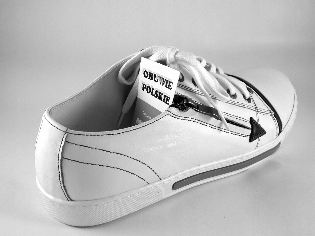 TRAMPKI Z ZAMKIEM PRODUKT POLSKI SKÓRA NAT roz. 45 Wzór dominujący bez wzoru