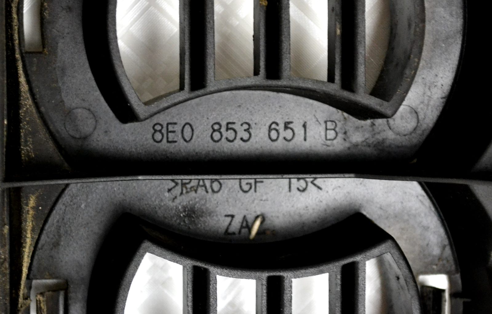 AUDI A4 B6 ATRAPA GRILL CHROM 8E0853651B ORYGINAŁ Typ samochodu Samochody osobowe