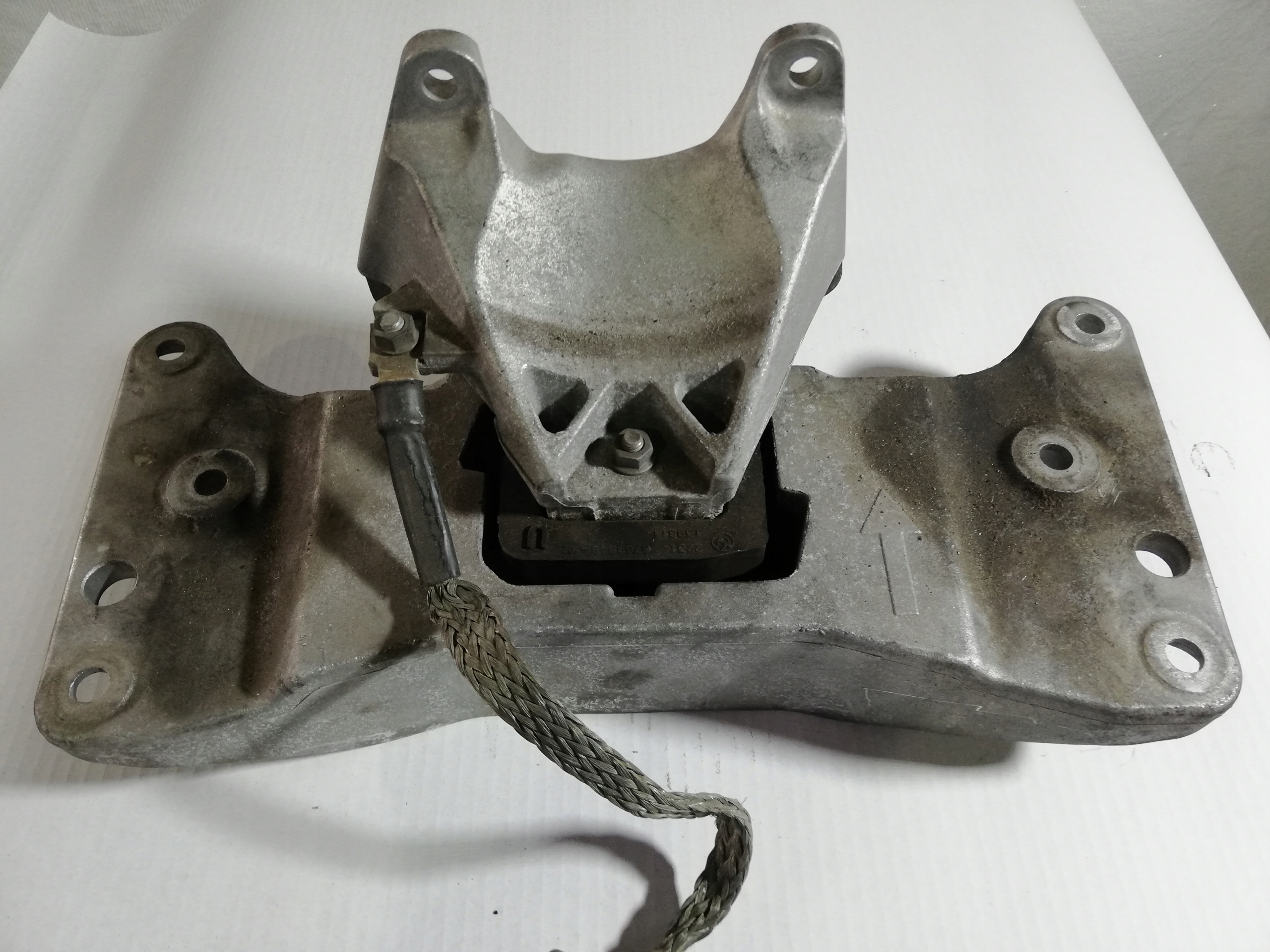 Лапа кронштейн опора коробки BMW F07 F11 6781222