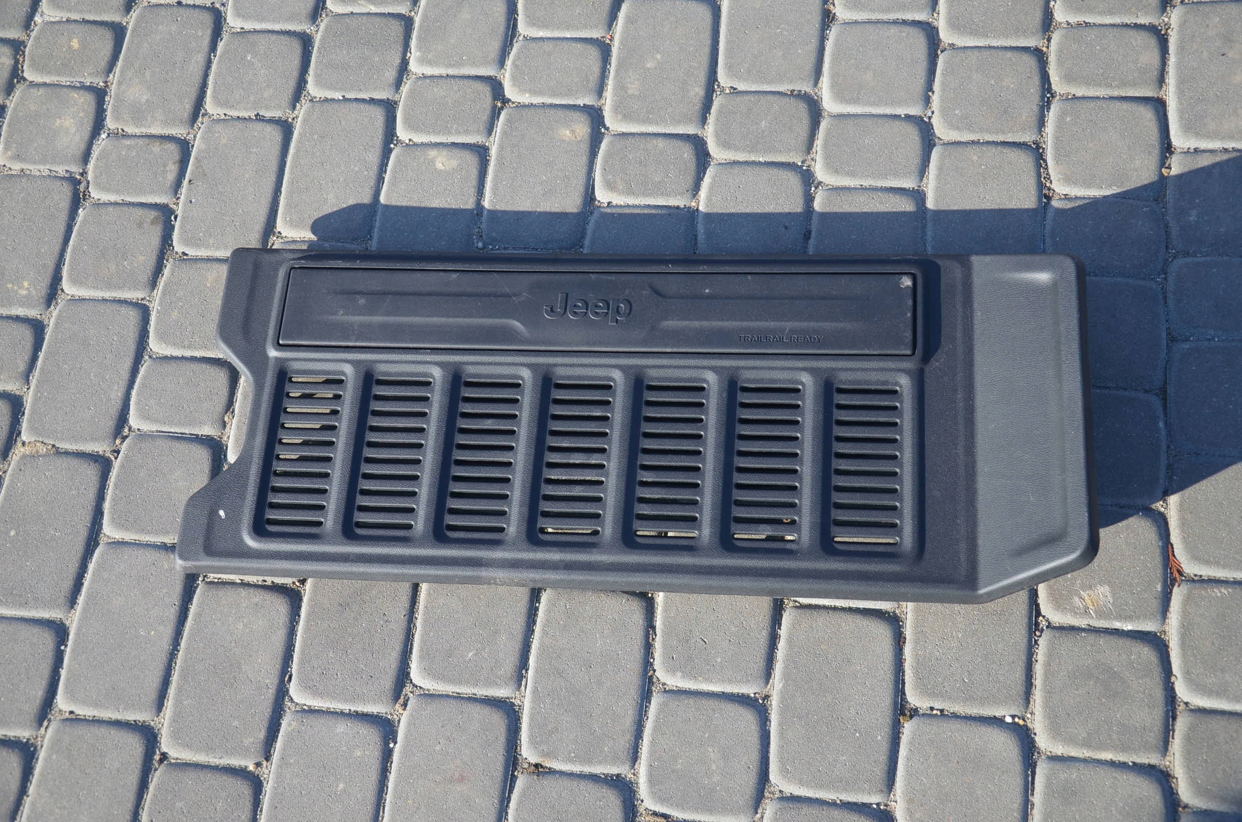 ПЛАСТИК КРИШКА БАГАЖНИКА JEEP WRANGLER JL 2018-