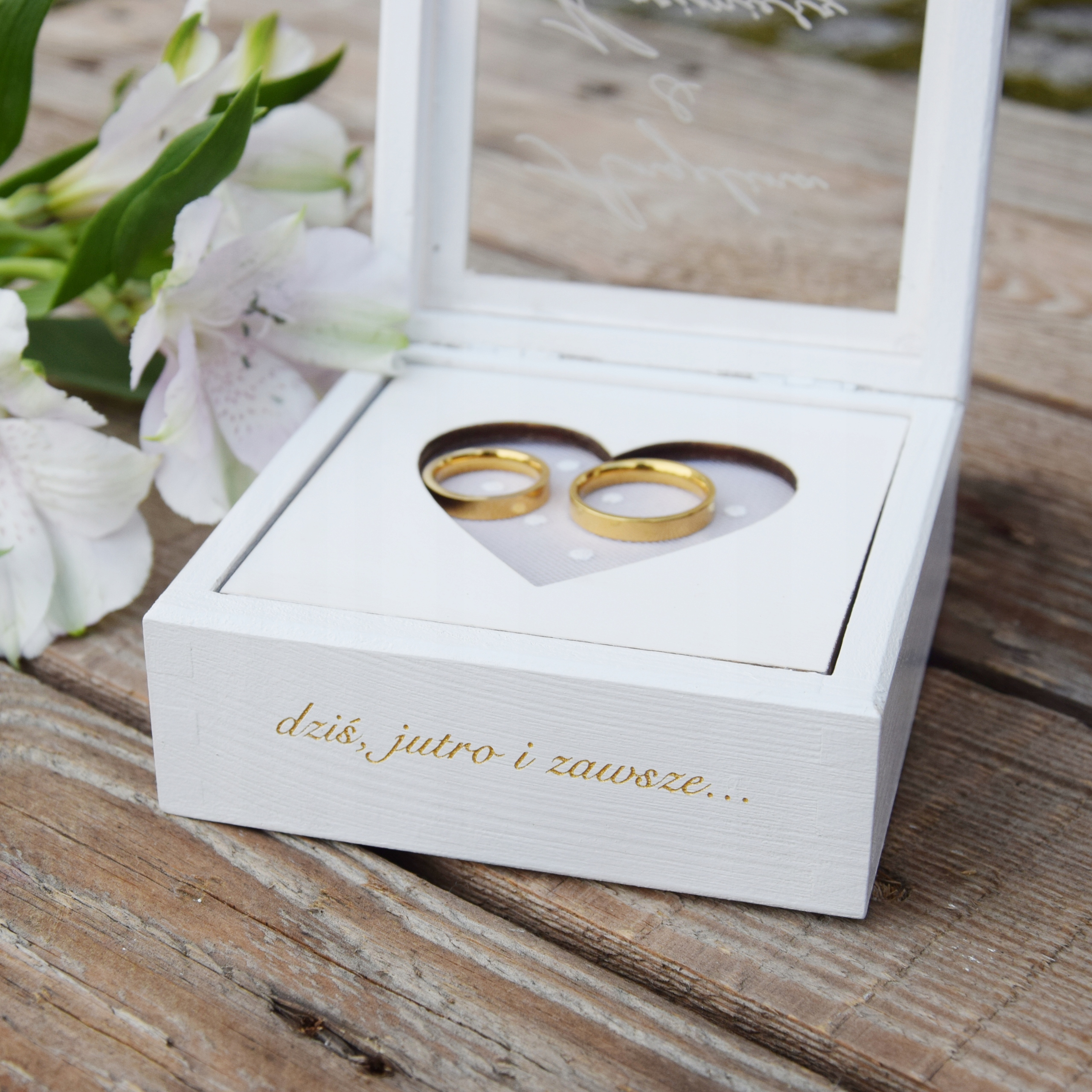 BIAŁE PUDEŁKO NA OBRĄCZKI z grawerem SERCE Kolor dominujący biały