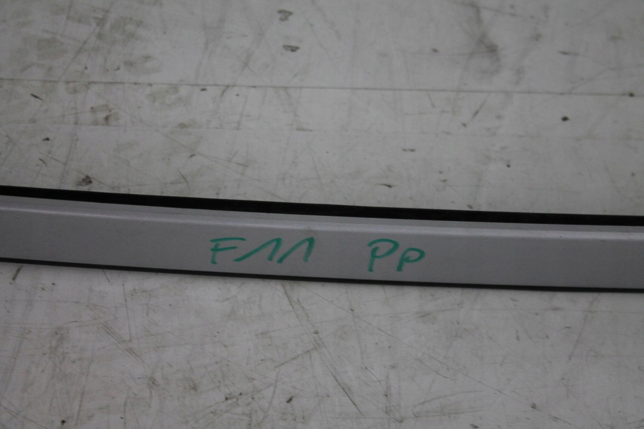 LISTWA SZYBY CZOLOWEJ LEWA PRAWA KOMPLET BMW F10 Part number TITAN SILBER METALLIC