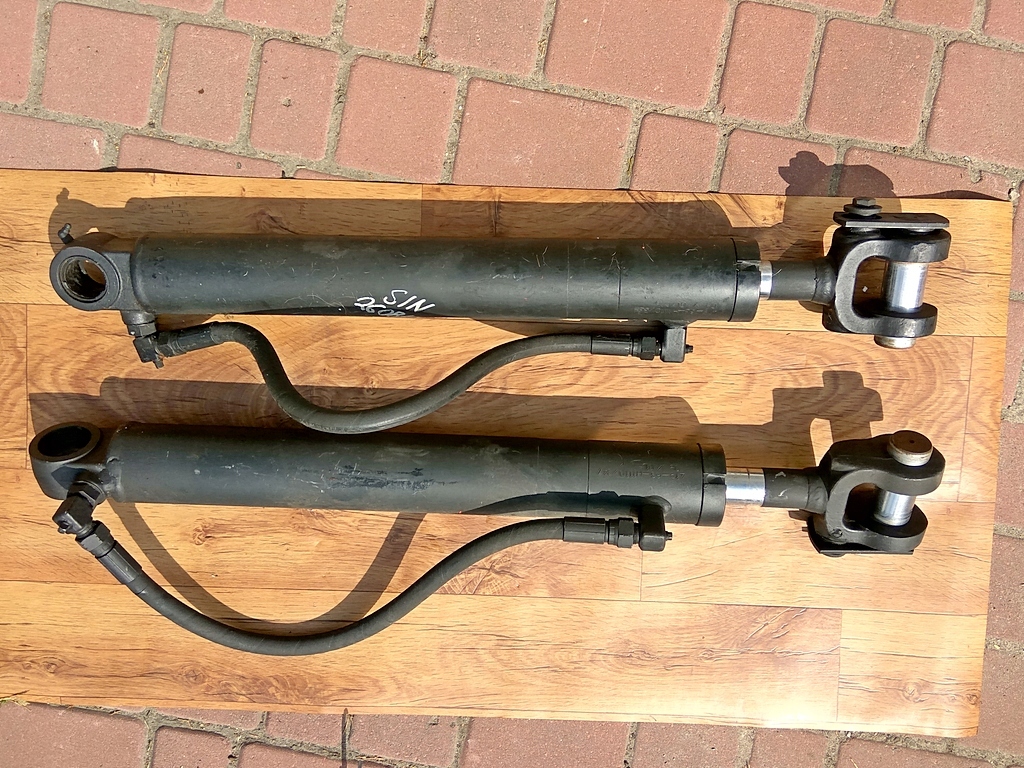 2 siłowniki układu skrętu ładowarka Komatsu WA320