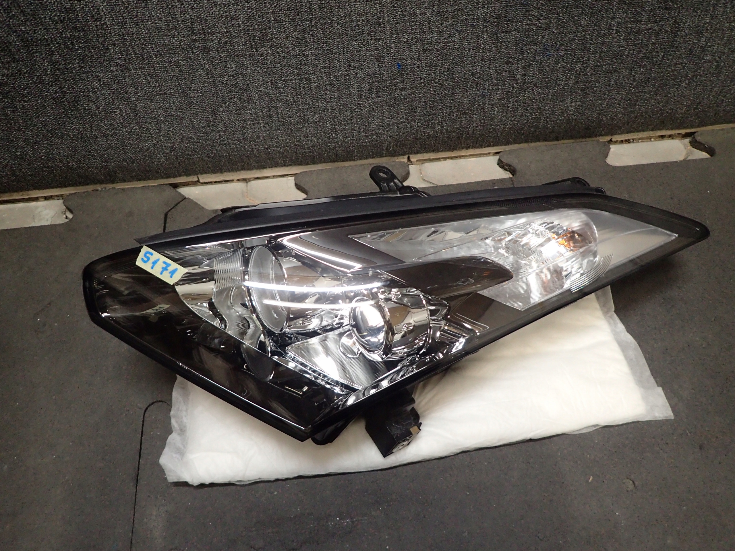 LAMPA PRZÓD LEWA NISSAN GTR XENON