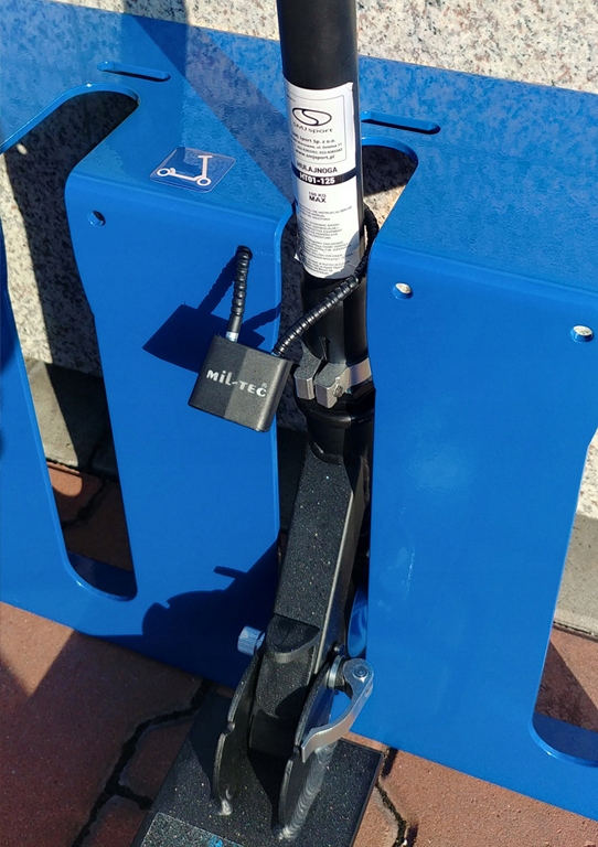 STOJAK NA HULAJNOGI Z MOŻLIWOŚCIĄ ZAPIĘCIA HB10 Marka Inna marka