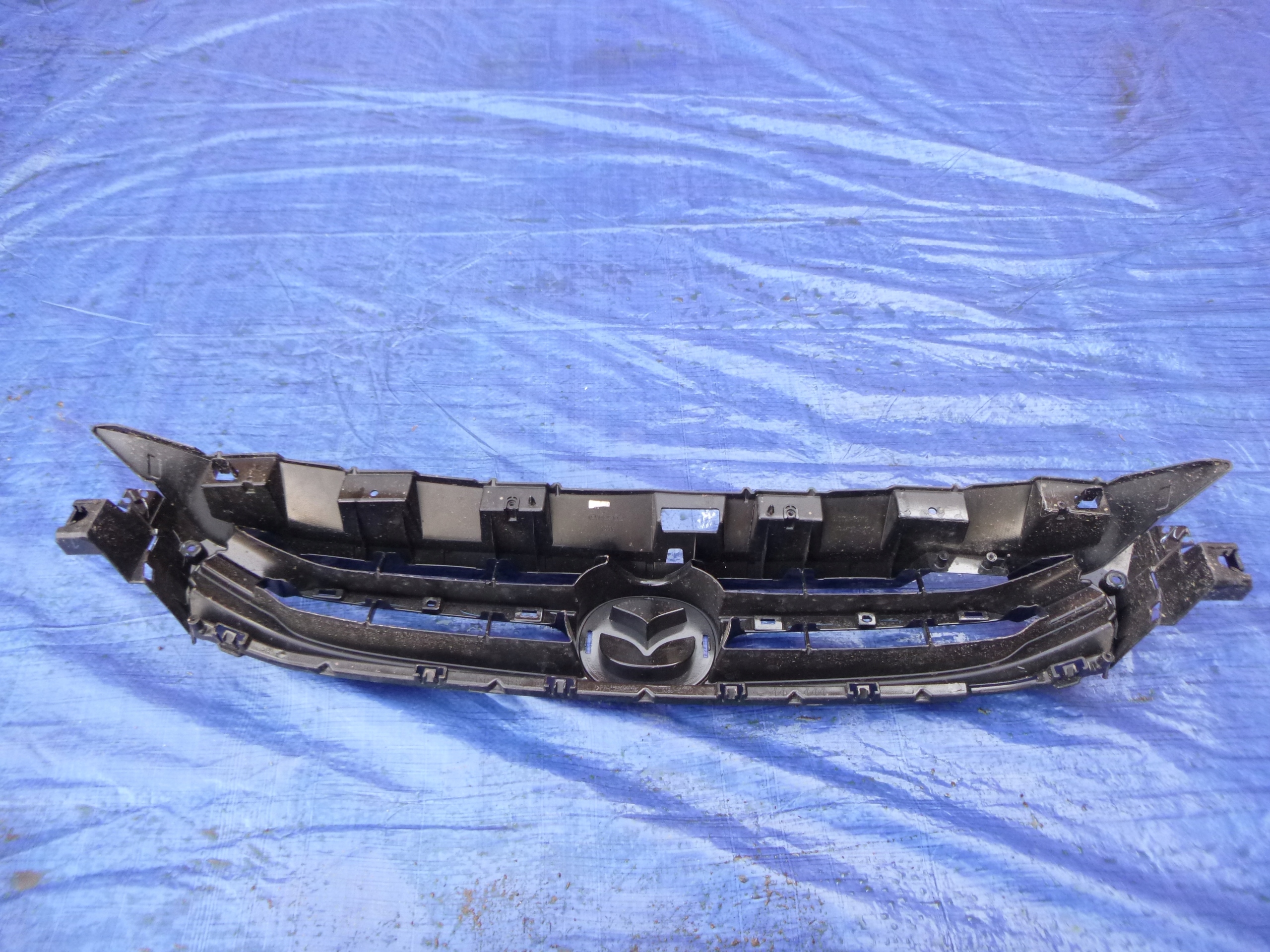 mazda 2 15+ решетка радиатора