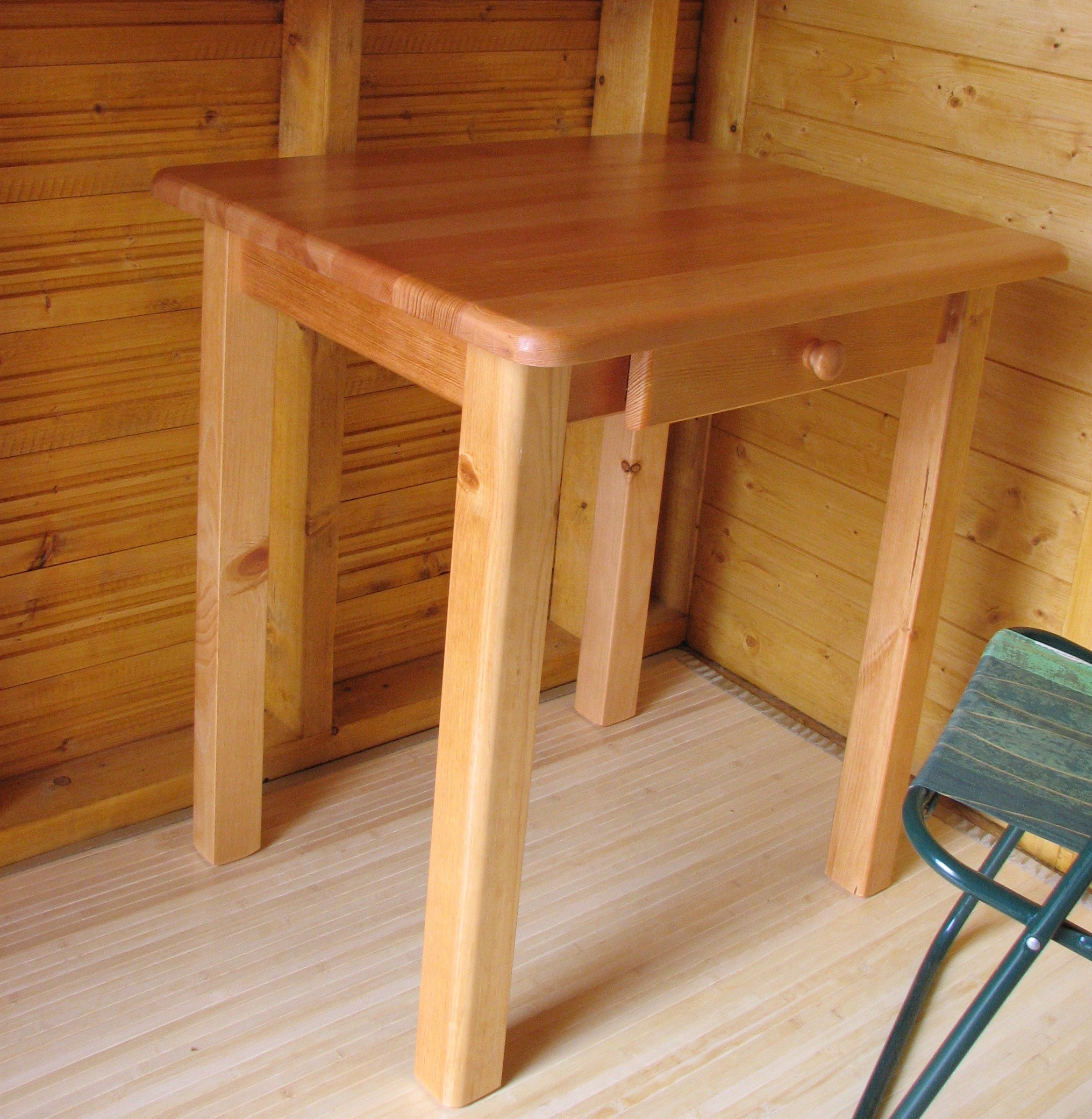 

Masywny stół kuchenny 70x50 z szufladą