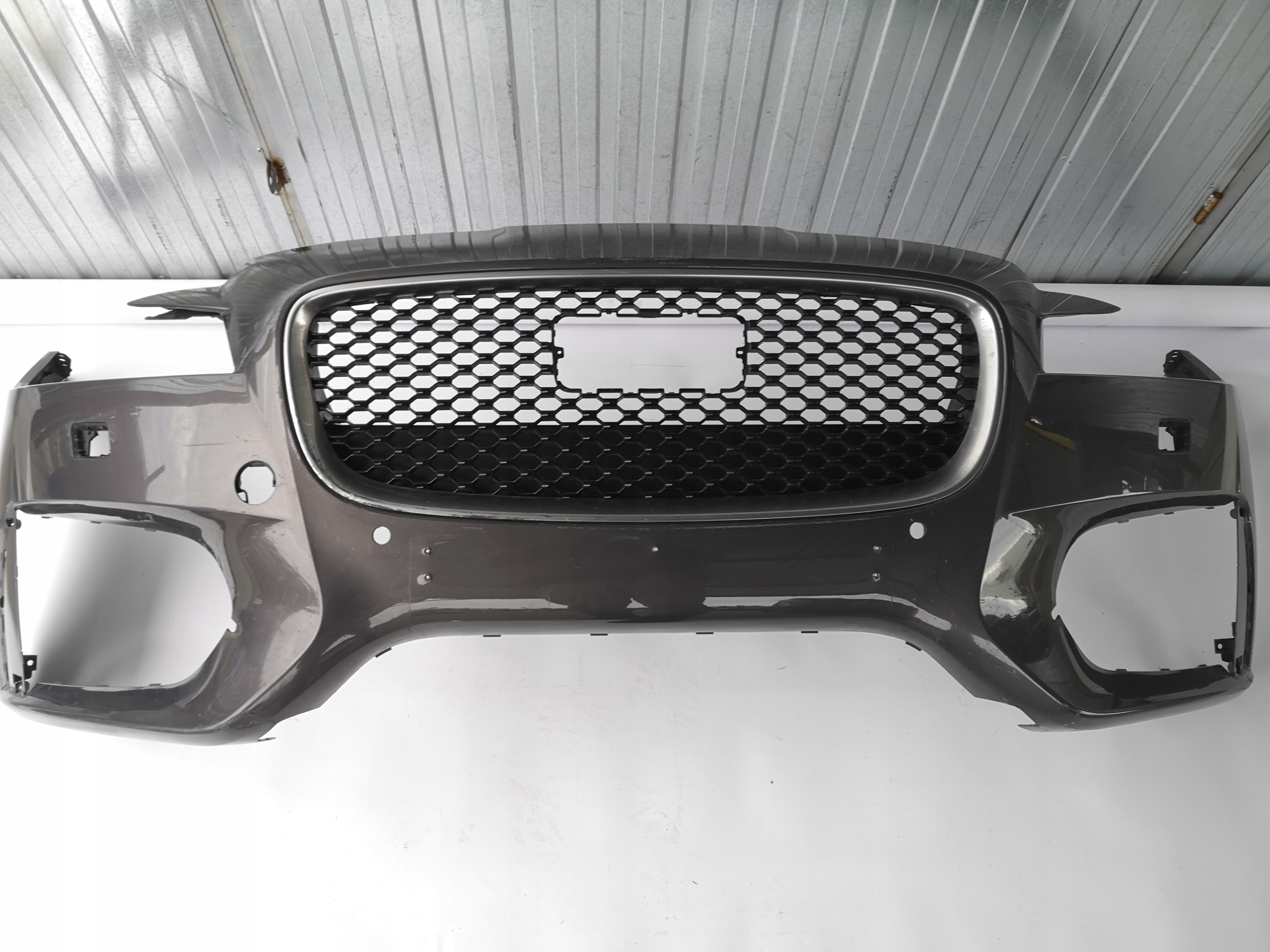 Передний спорт бампер. Ягуар r передний бампер. Ягуар xe спортивный бампер.