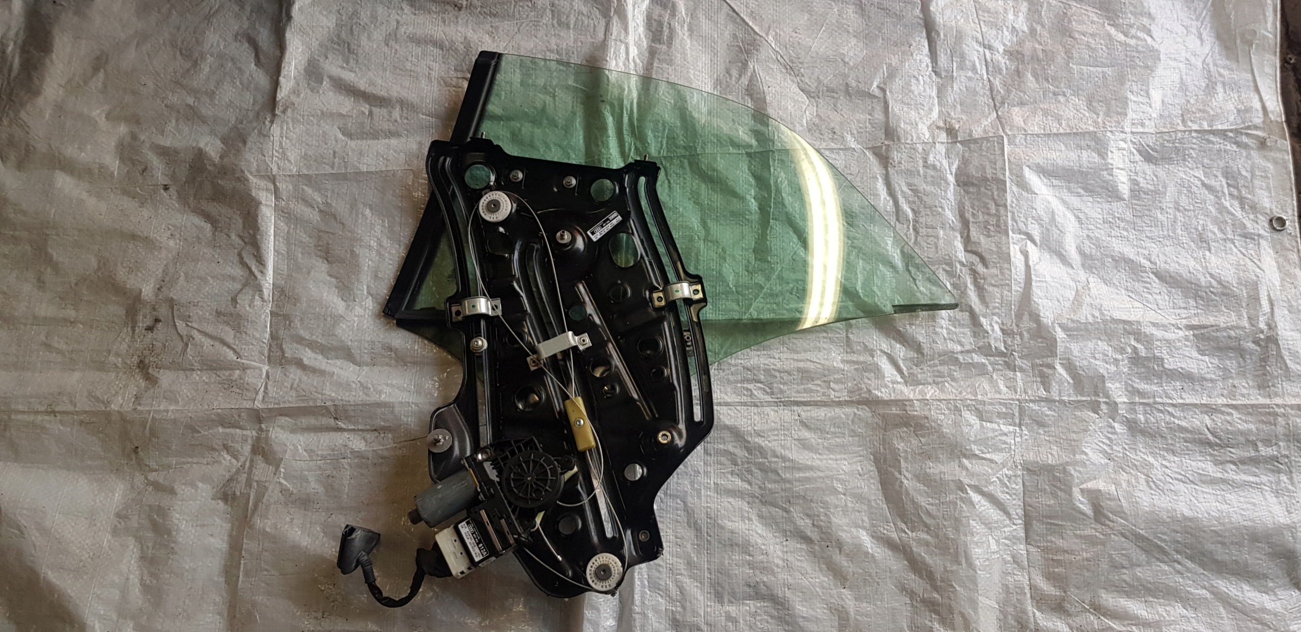 Audi a3p Cabrio стекло боковое права