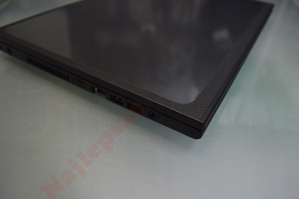 FOLIA OCHRONNA NA LAPTOPA PRZEZROCZYSTA BEZBARWNA Kod producenta 5900494424915