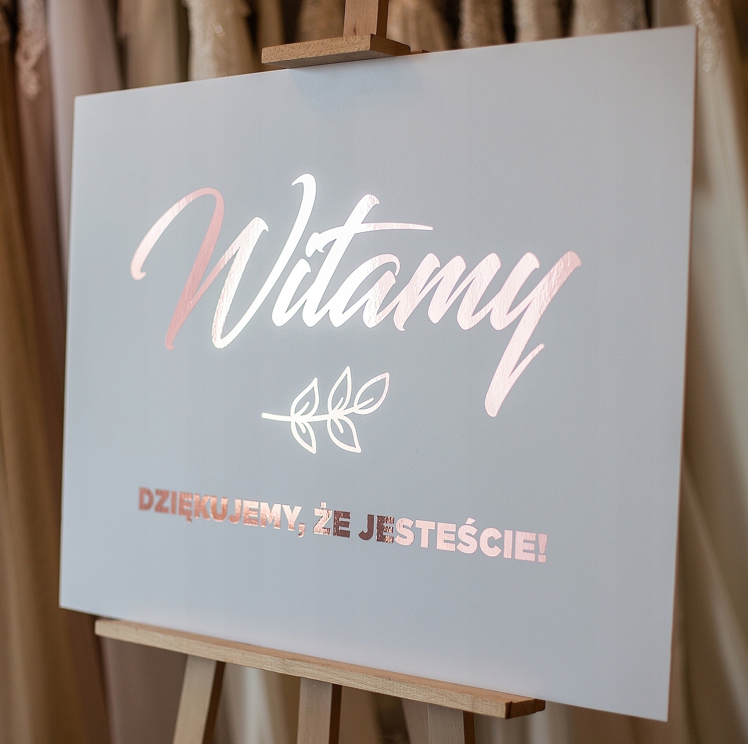 

Tablica weselna Witamy Gości złota rosegold 70x50