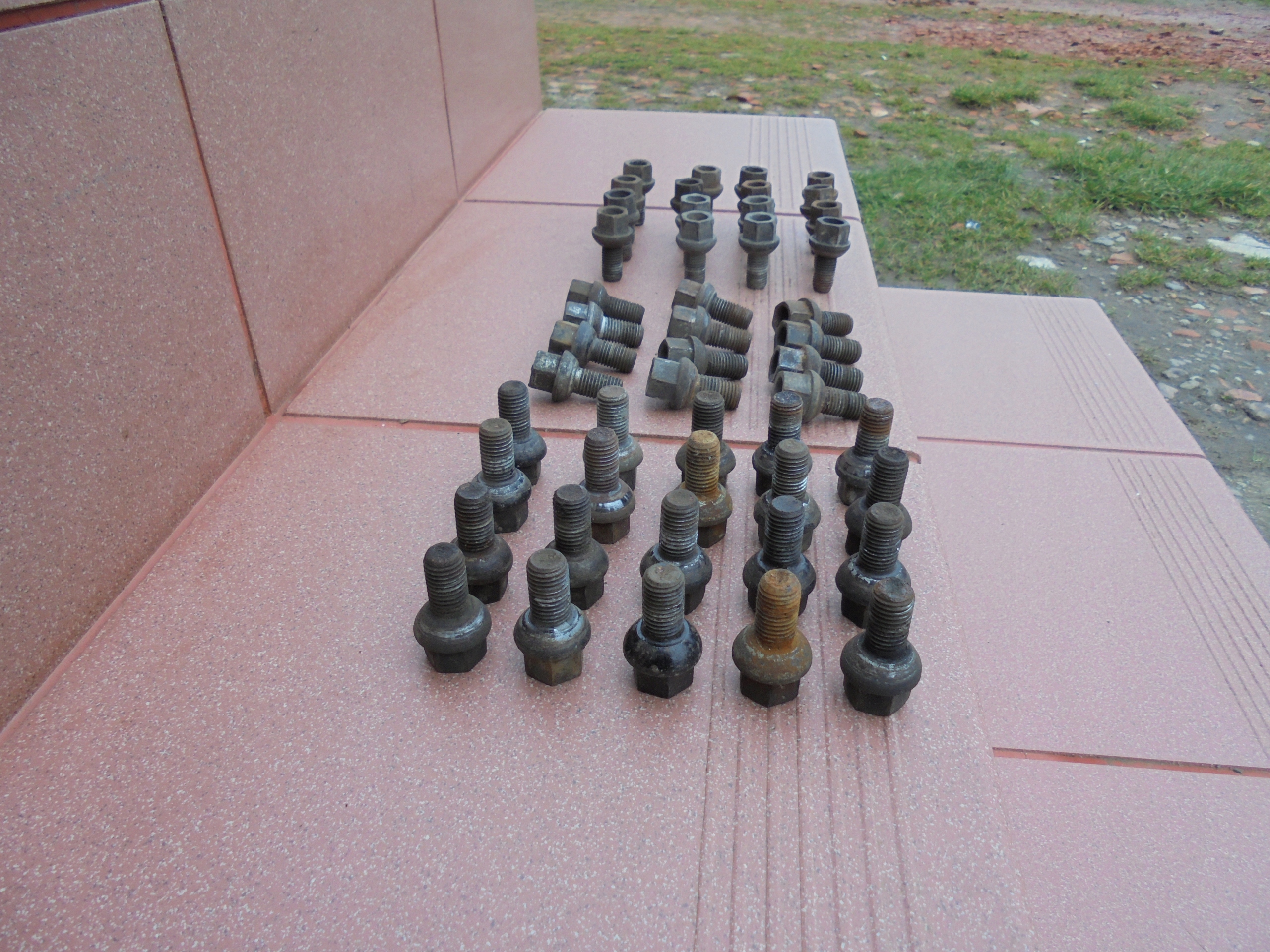 Szpilki śruby do felg stalowych Mercedes 124 W124 Kod producenta 08476