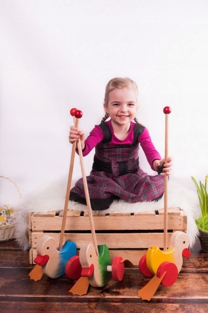 KACZKA do pchania niebieska drewniana pchanka pchacz eko zabawka Wiek dziecka 18 m +