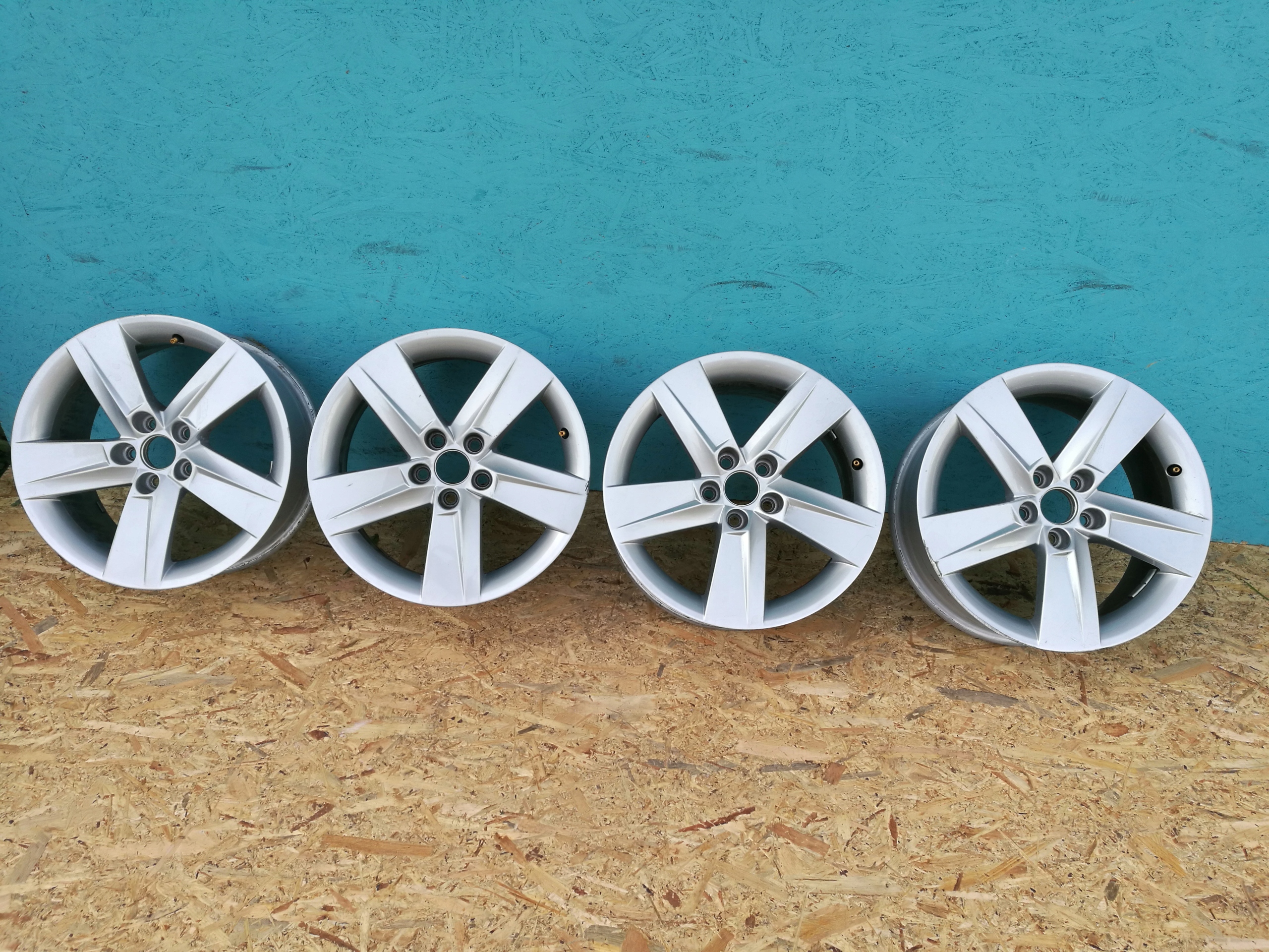 Felgi komplet Skoda Fabia III 16" 7 6V0 5x100