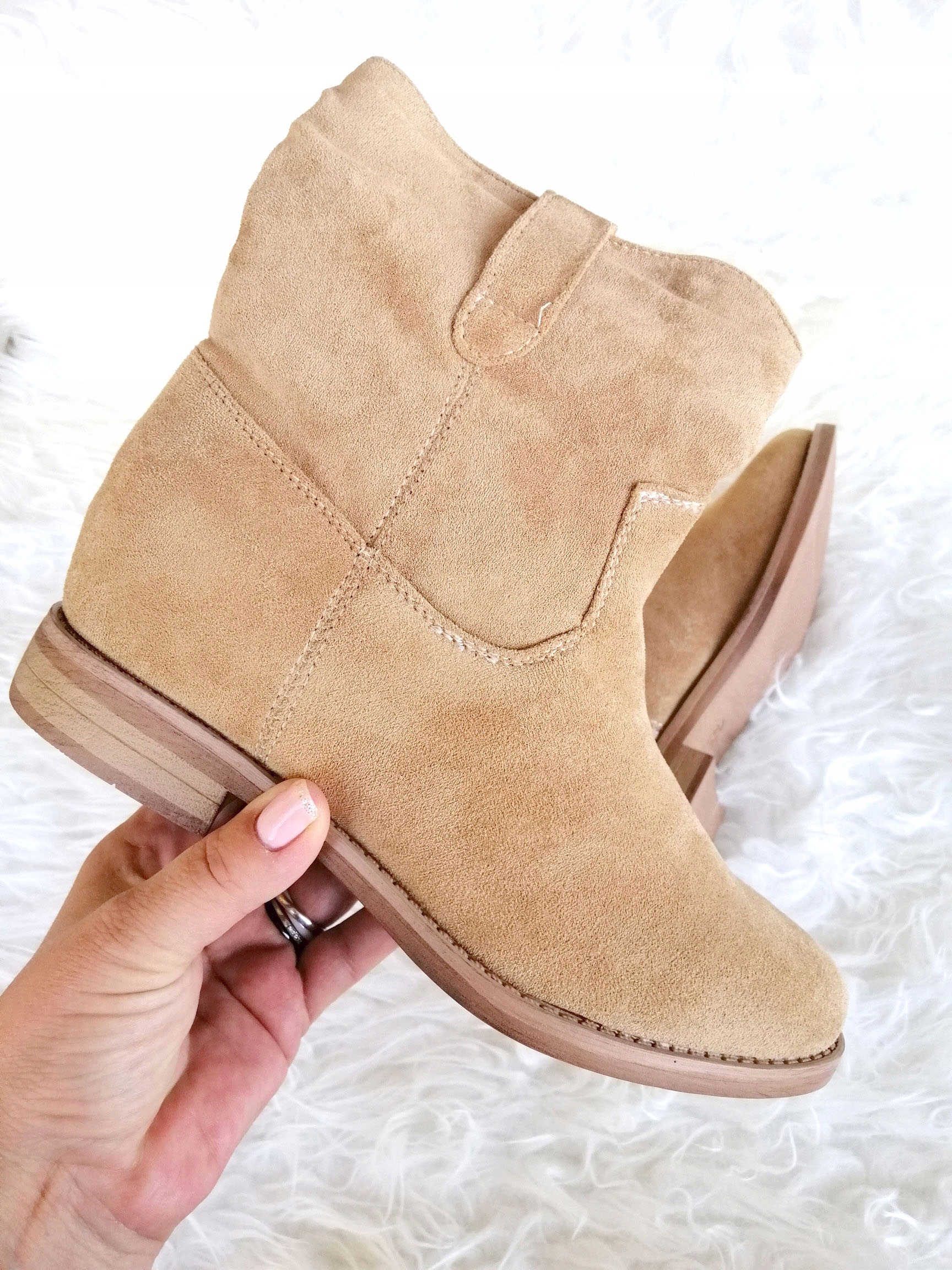 BOTKI DAMSKIE BEŻOWE ZAMSZ OCIEPLONE KOTURNA R40 Wysokość za kostkę