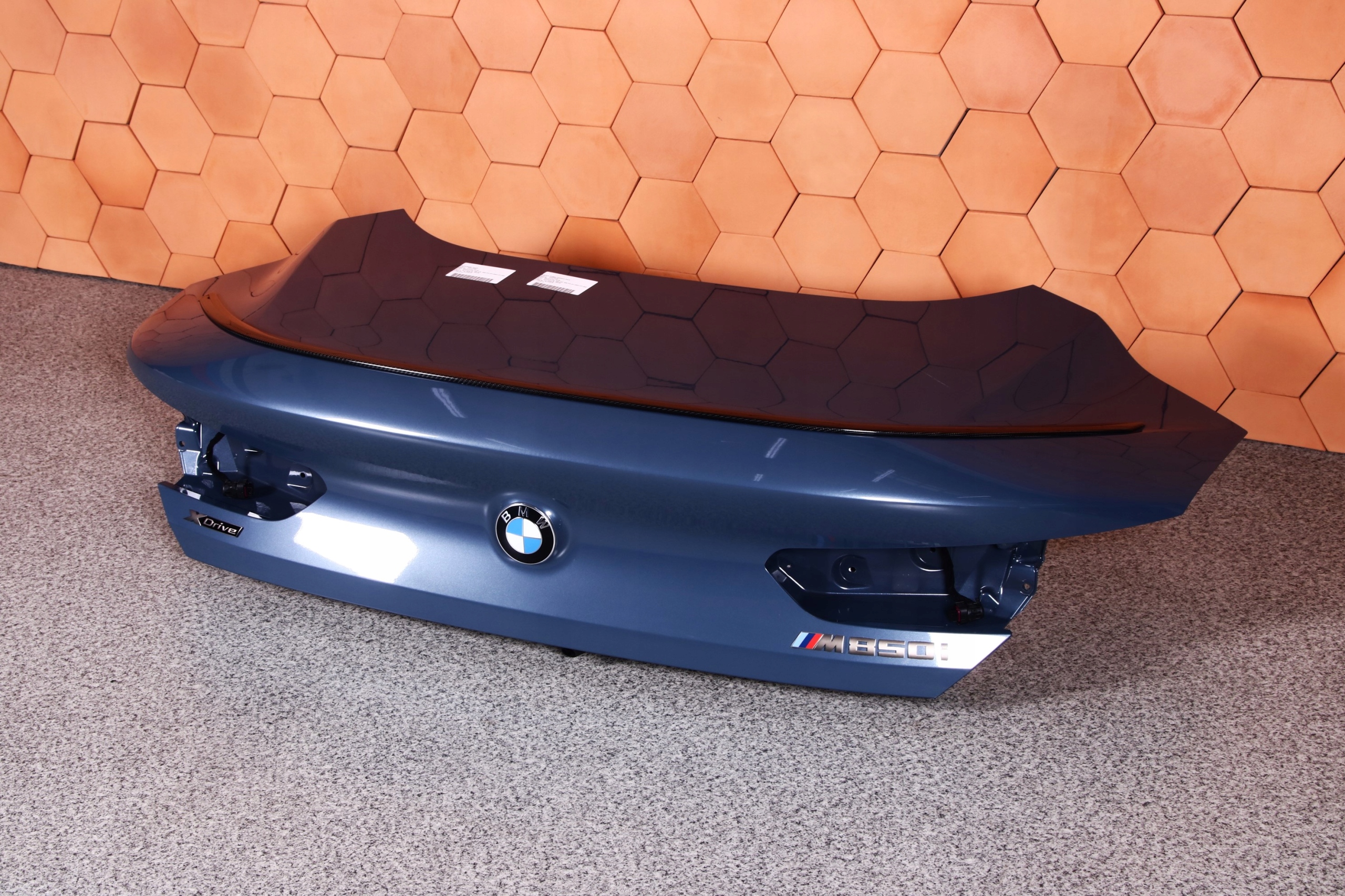 BMW 8 G15 850Xi KLAPA TYŁ SPOJLER CARBON KOLOR C38 Producent części BMW OE