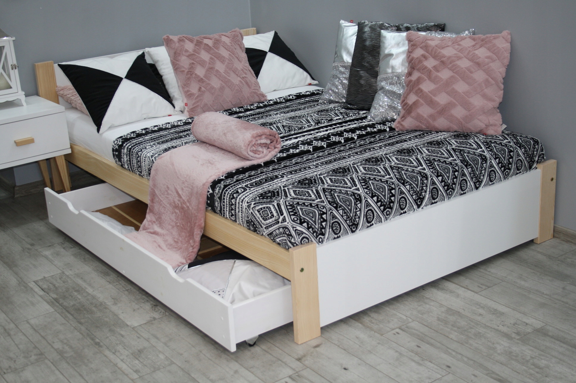 

Łóżko Lila 90x200 białe stelaż Materac sprężynow