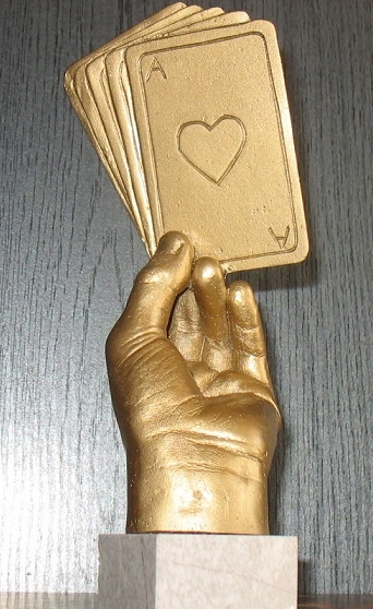 statuetka figurka trofeum puchar Brydż dłoń