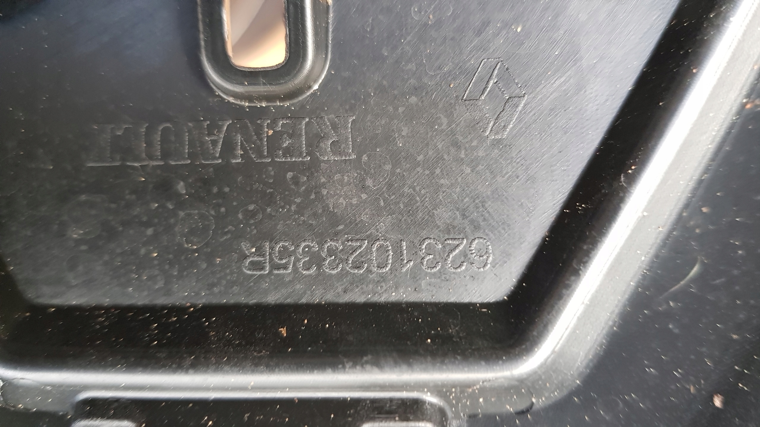 renault CAPTUR решетка радиатора 13-17