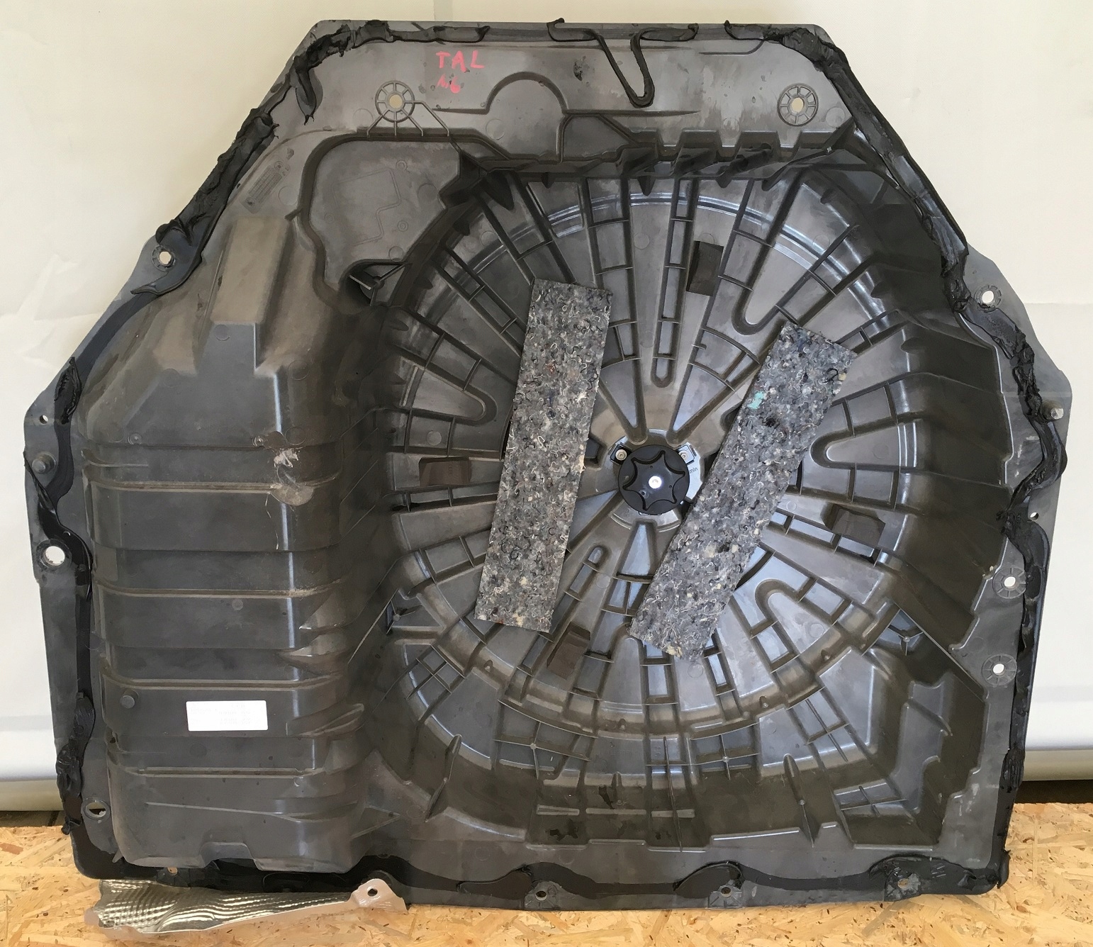 745143090R - ВАННА БАГАЖНИК КОЛЕСО РЕМЕННЫЙ ЗАДНИЙ RENAULT TALISMAN СЕДАН