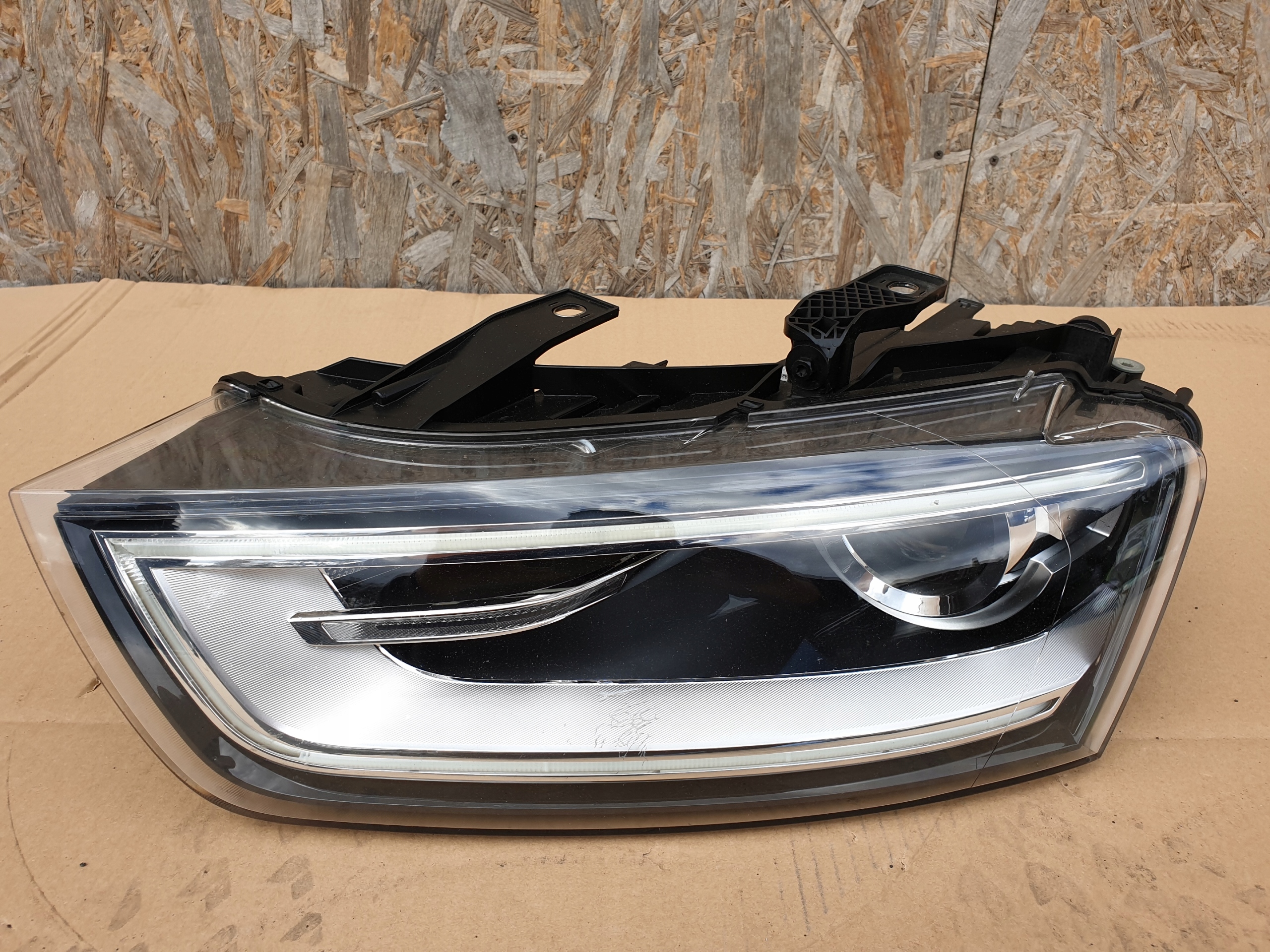 AUDI Q3 ФАРА ЛЕВА XENONu0941005