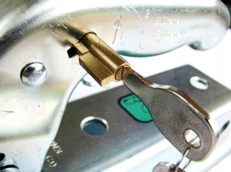 ZABEZPIECZENIE ZACZEPU PRZYCZEPY ZAMEK KLUCZYK Marka Winterhoff