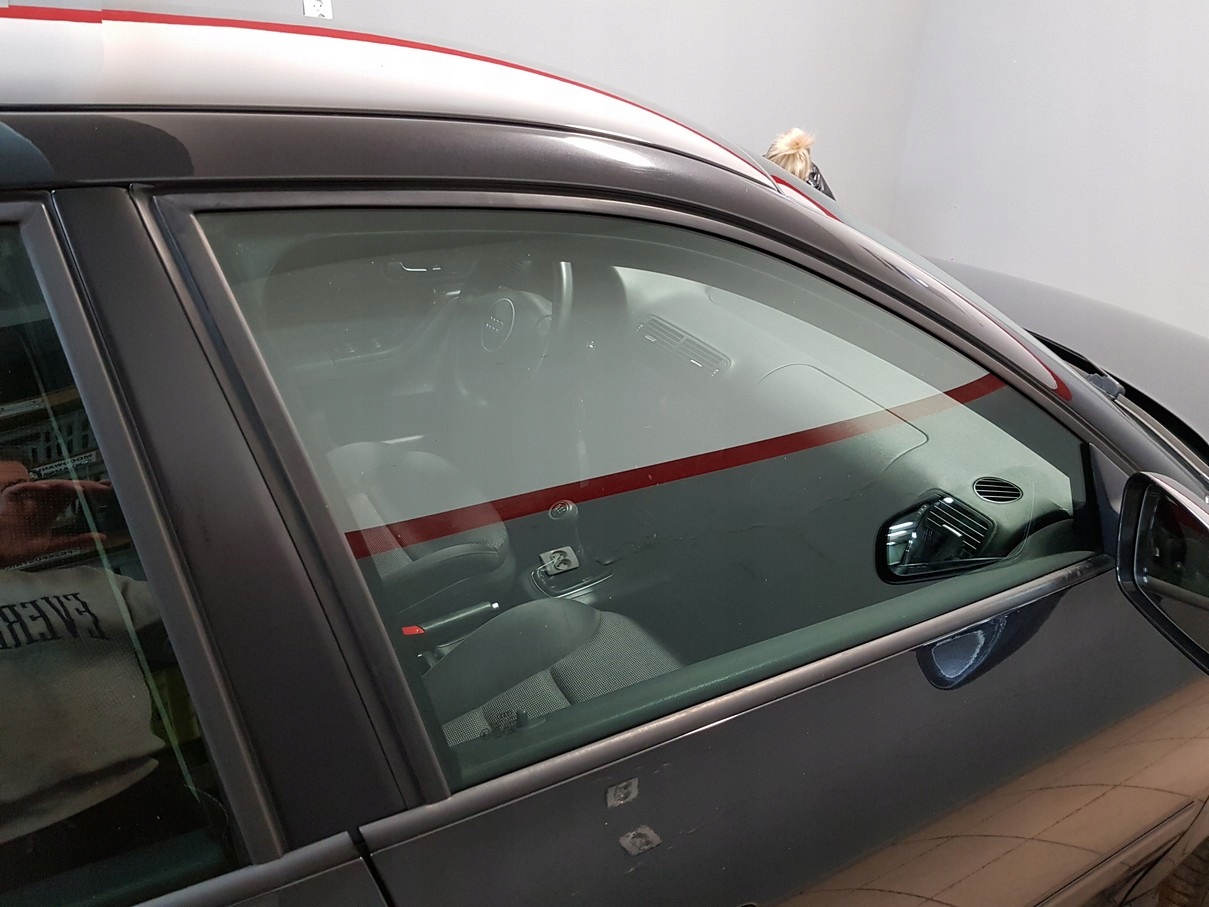 Audi A3 Цвет LZ9W стекло правое перед 4D