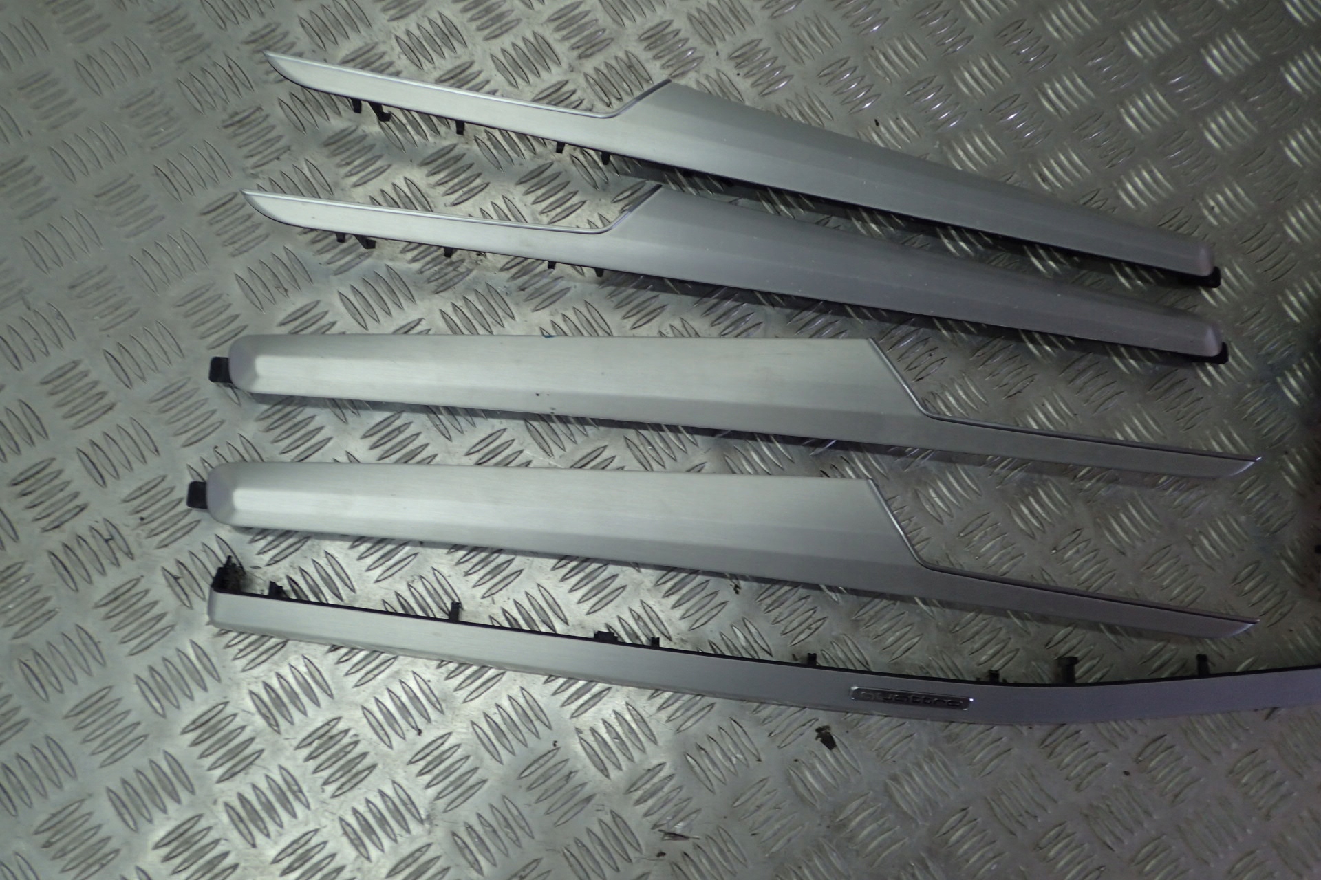 AUDI Q5 SQ5 80C LISTWY OZDOBNE DEKORY ALU ANGLIK Producent części Inny