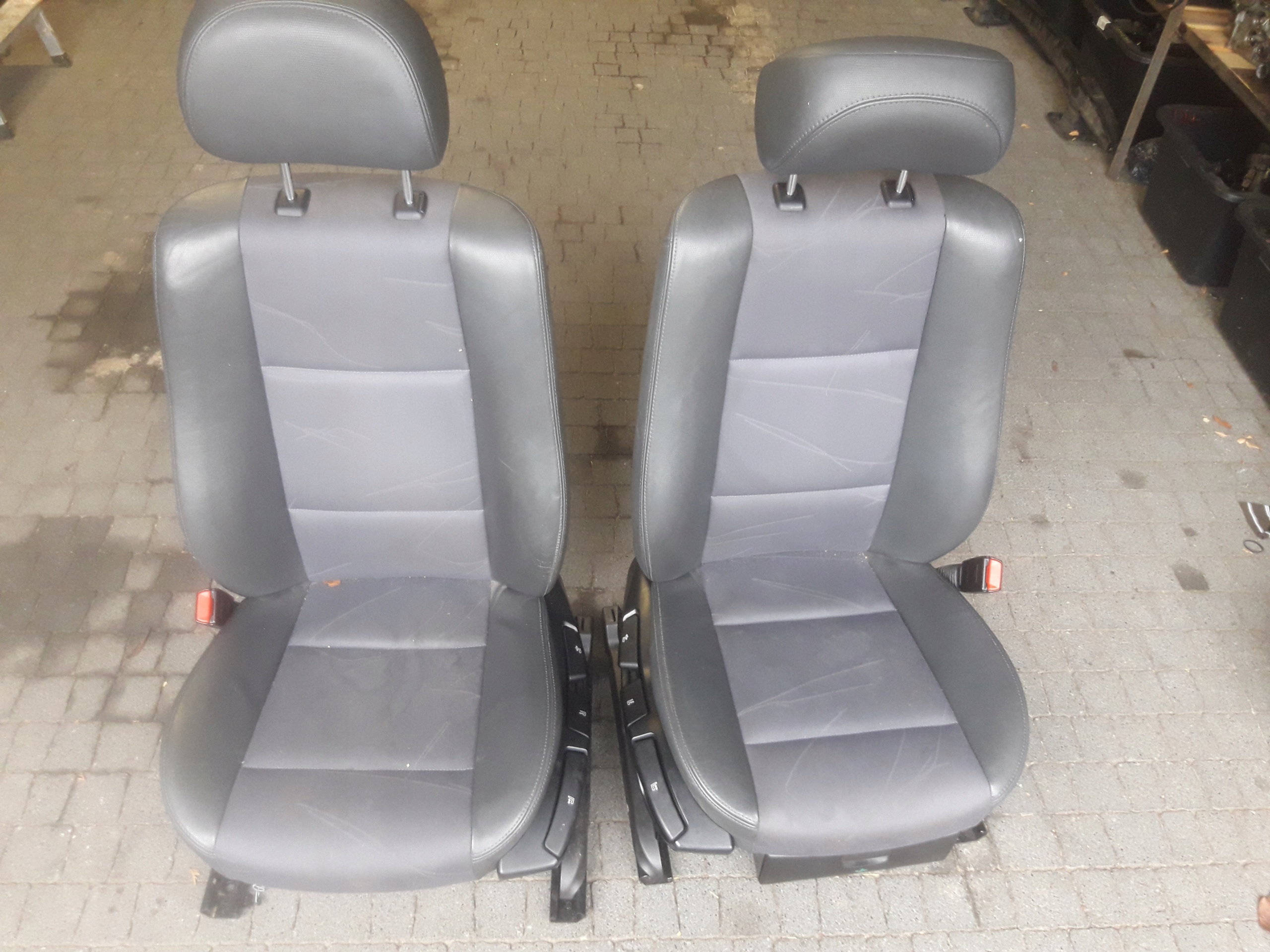 Recaro rs3 8p. Сиденье toyota avensis verso. Audi rs3 сиденья. Сиденья боковые. Бмв с 4 сиденьями.