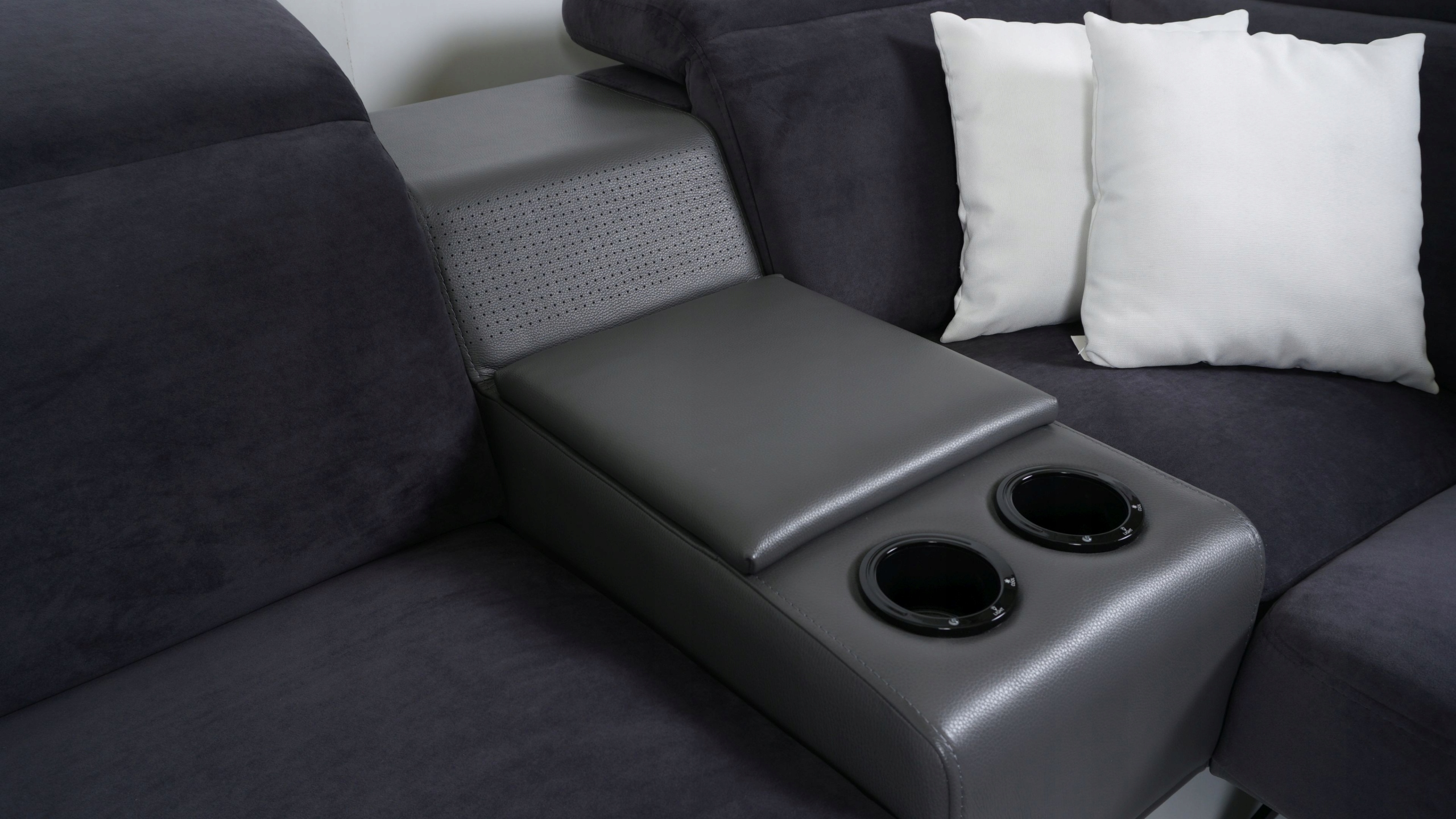 Kanapa z leżanką wysokie nóżki Regulowane zagłówki Powierzchnia spania - długość (cm) nie dotyczy