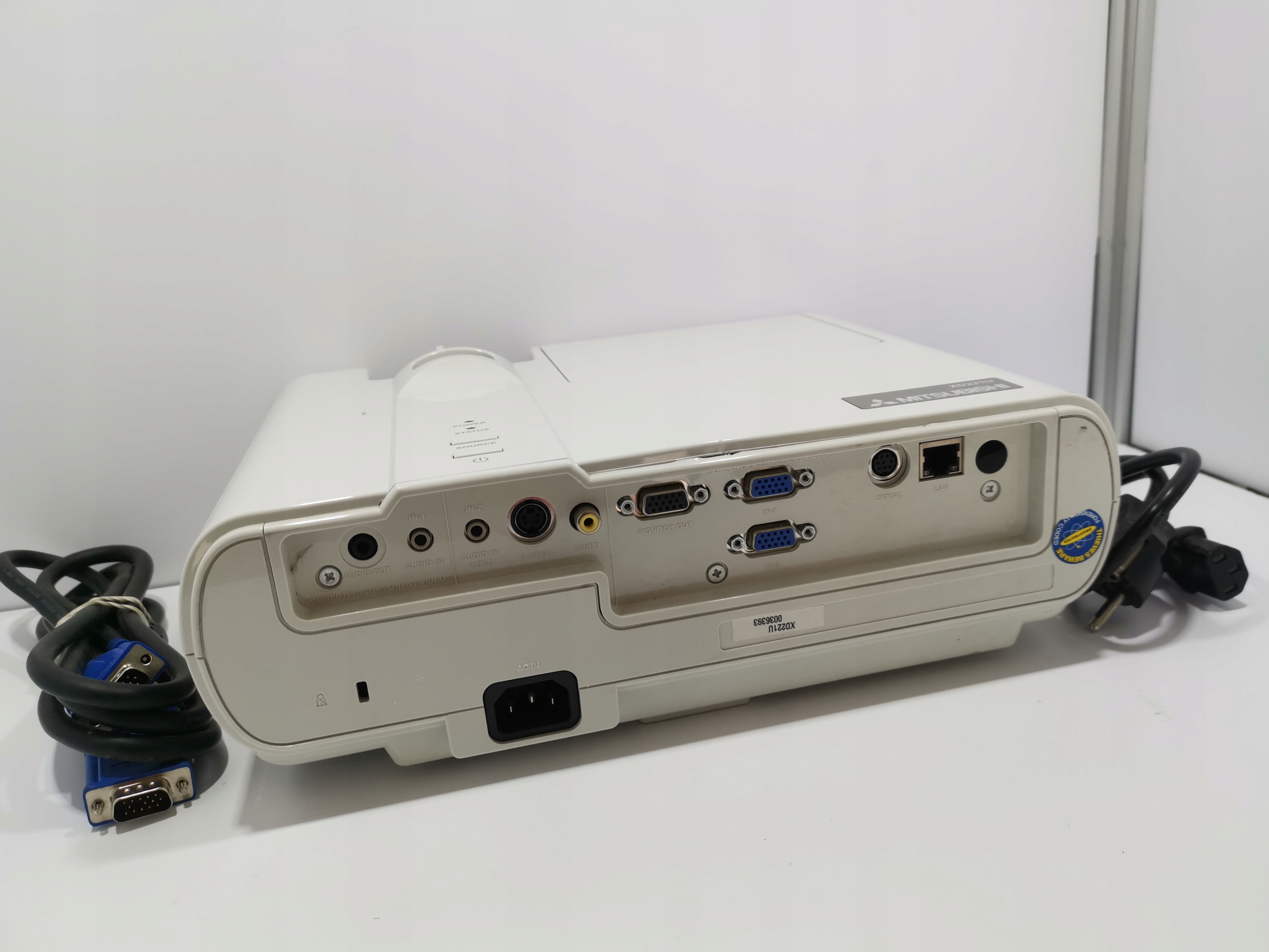 PROJEKTOR RZUTNIK MITSUBISHI XD221U hdmi 2300lm Kolor biały