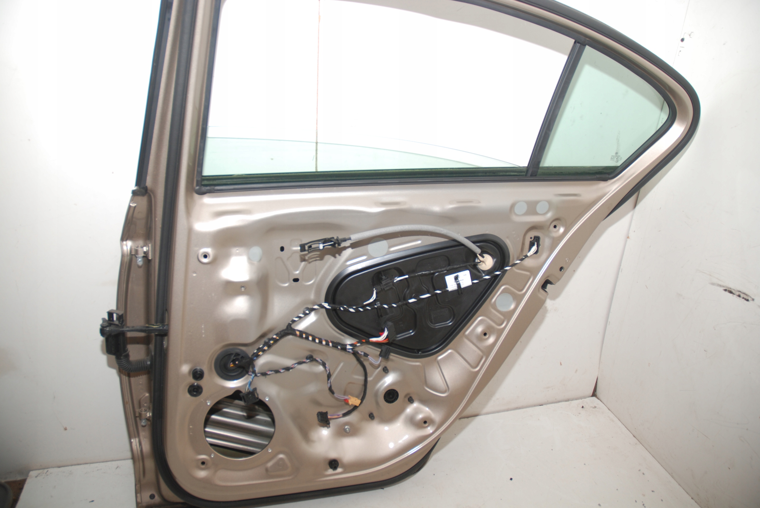 VW PASSAT B8 DRZWI PRAWE TYLNE TYŁ SEDAN LC1Y Numer katalogowy części 10681SRFSRJHN292376