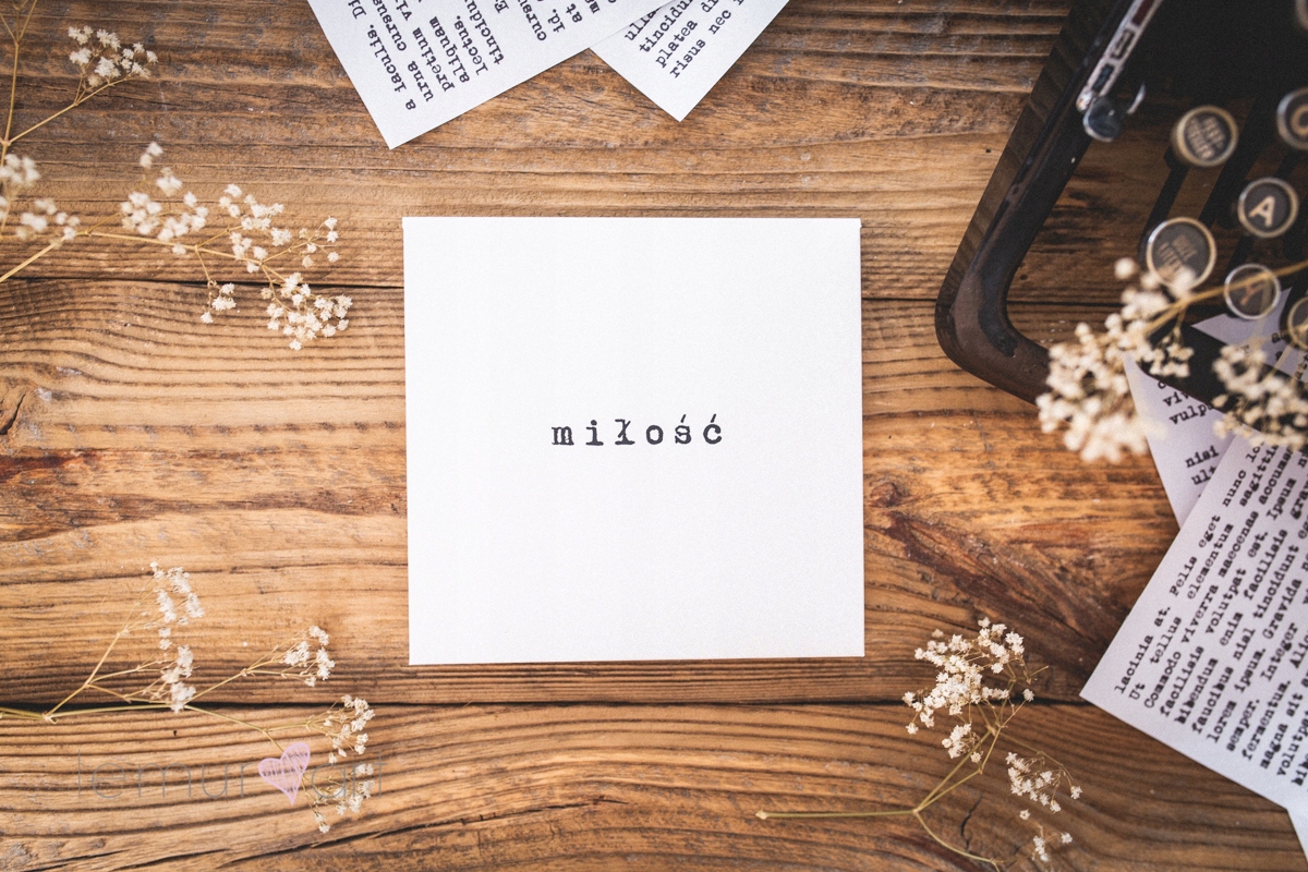 Białe etui pudełko opakowanie folder na płytę CD DVD napis czarny MIŁOŚĆ Producent Lemurart