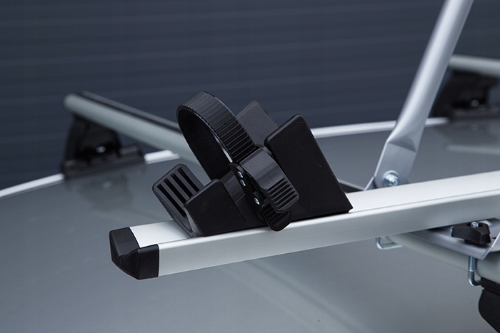 3x ZAMYKANY AMOS TOUR UCHWYT ROWEROWY BAGAŻNIK ALUMINIOWY NA DACH 3 ROWERY Długość 135 cm