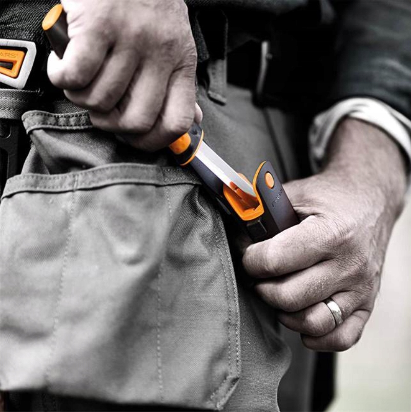 NOZ Z OSTRZALKA I PILNIKIEM FISKARS PRO ZIELONY Producent code 1023619