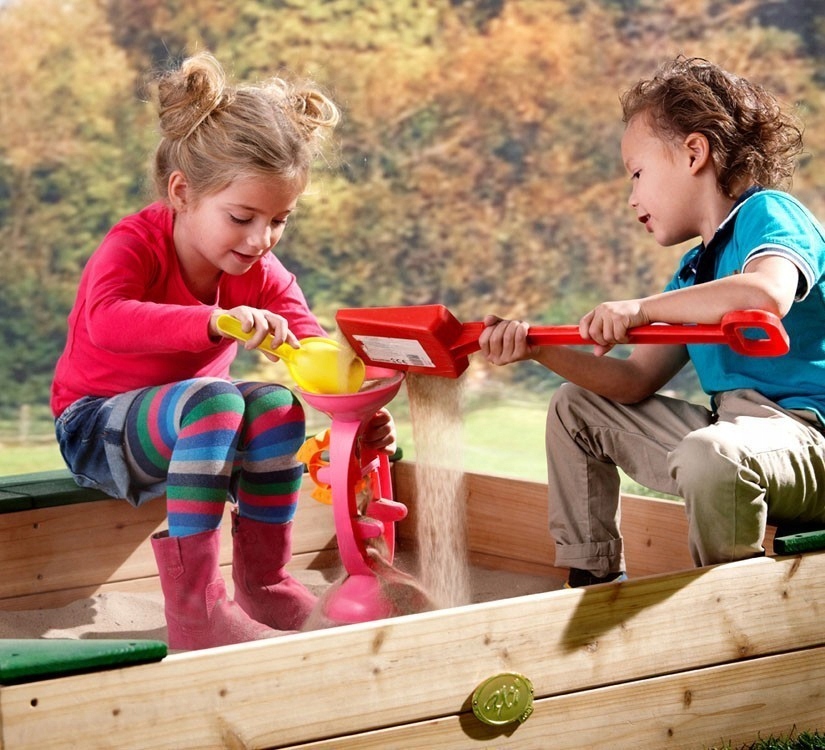 DREWNIANA PIASKOWNICA Z ŁAWECZKAMI POKROWIEC AXI Bohater brak