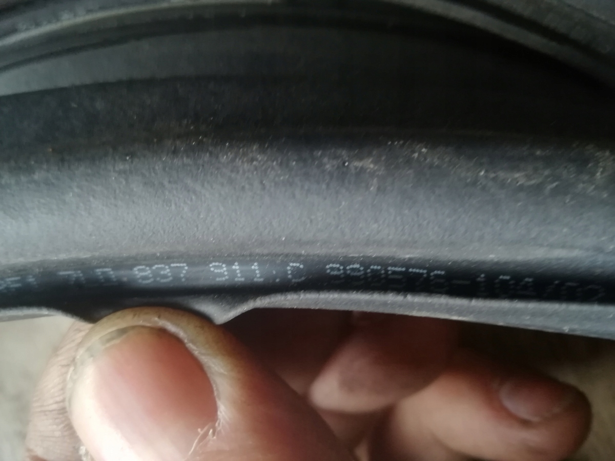 Uszczelka drzwi lewych przód VW Touareg I 7L 03-10 Numer katalogowy części 7L0837911C