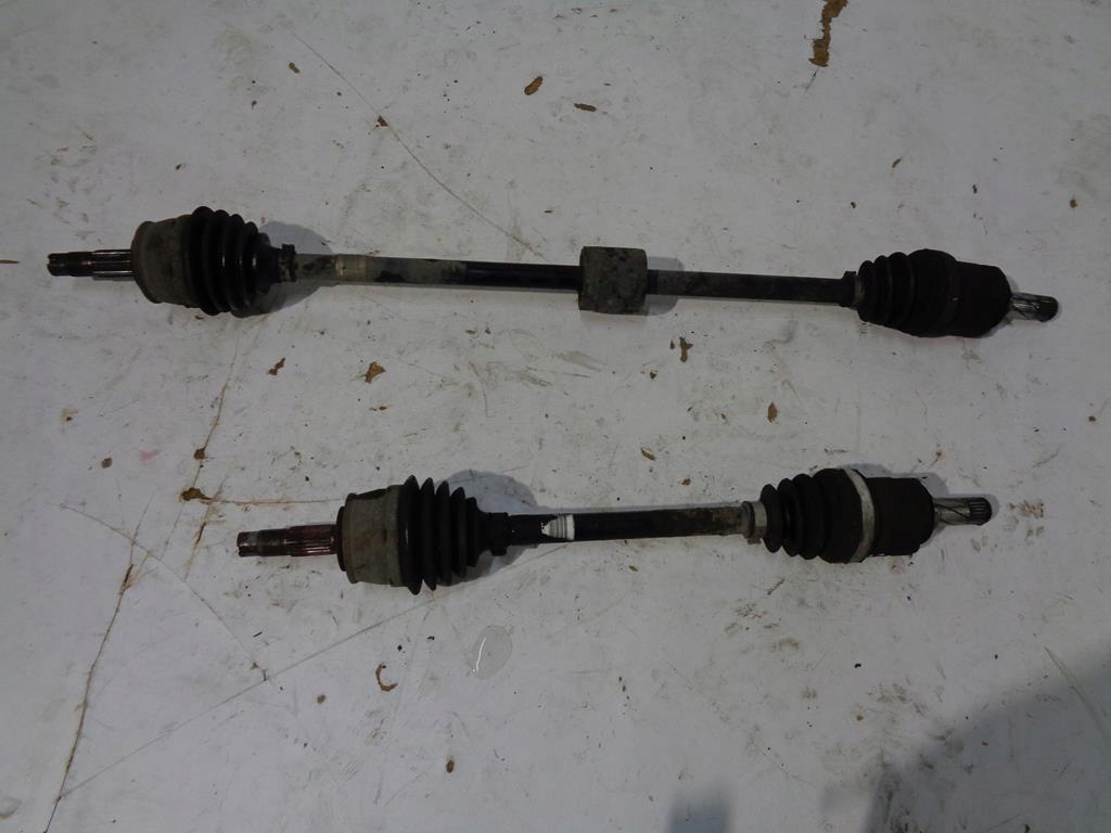 PÓŁOŚ LEWY PRZÓD OPEL CORSA D 1.2 16V